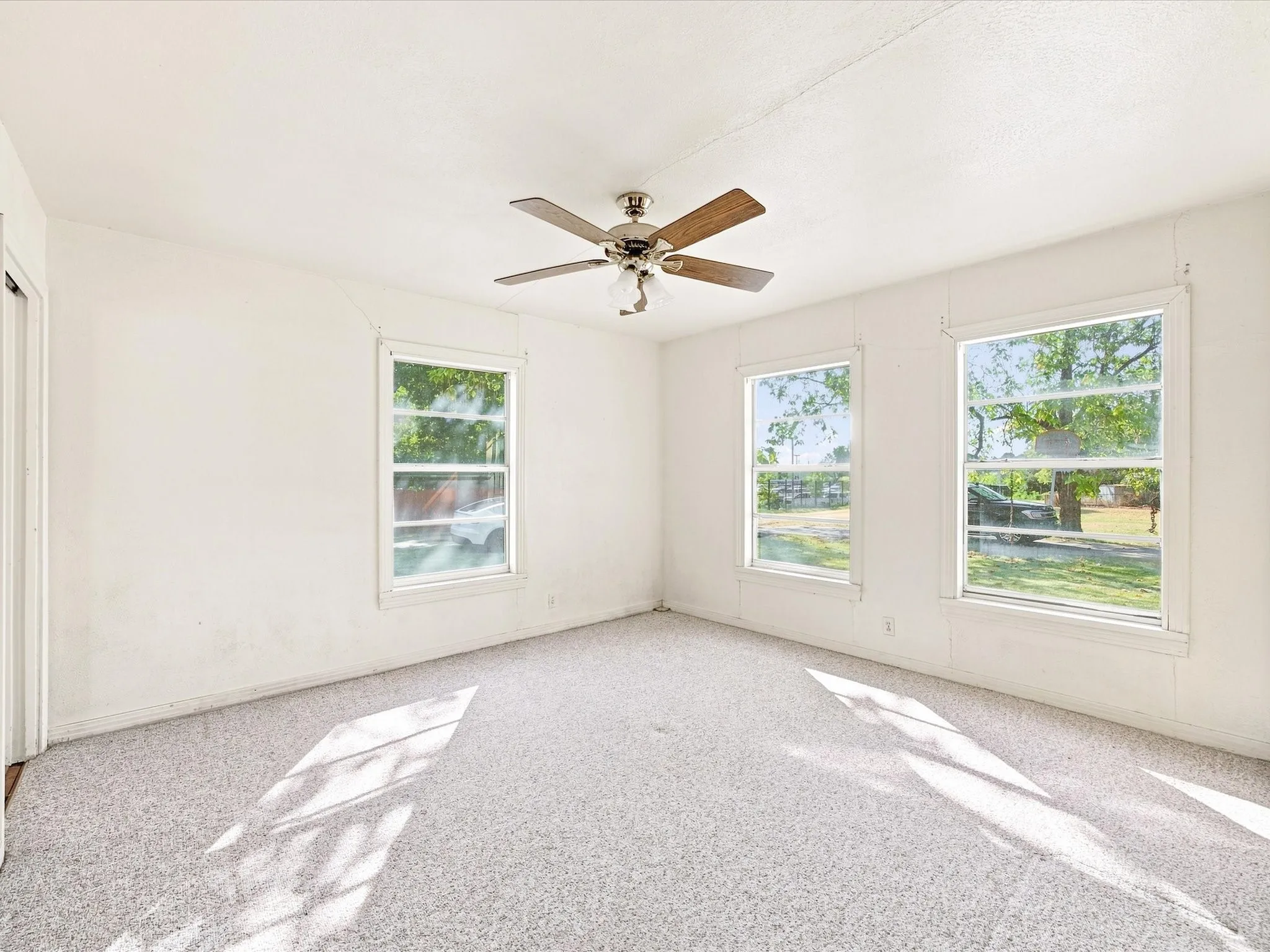 Single Family Residence For Sale in Ellis County , 1003 E Milam Street, Ennis, Texas 75119, 3 Bedroom, 2 Bathroom, 2 Garage spaces, 1,856 Sqft, built in 1954, mls#21375980, Real Estate Agent in Ennis, Homes For Sale in Ellis county, Homes For Sale in Ennis, Realtor in Ennis Texas, Real Estate Brokerage Independent Realty Texas, Luminita Cordes Realtor