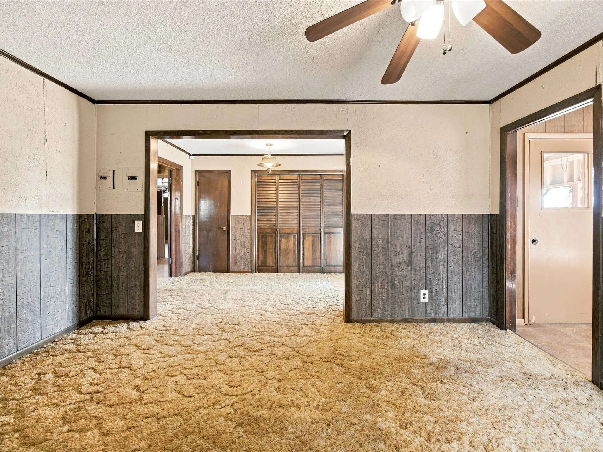 Single Family Residence For Sale in Ellis County , 1003 E Milam Street, Ennis, Texas 75119, 3 Bedroom, 2 Bathroom, 2 Garage spaces, 1,856 Sqft, built in 1954, mls#21375980, Real Estate Agent in Ennis, Homes For Sale in Ellis county, Homes For Sale in Ennis, Realtor in Ennis Texas, Real Estate Brokerage Independent Realty Texas, Luminita Cordes Realtor