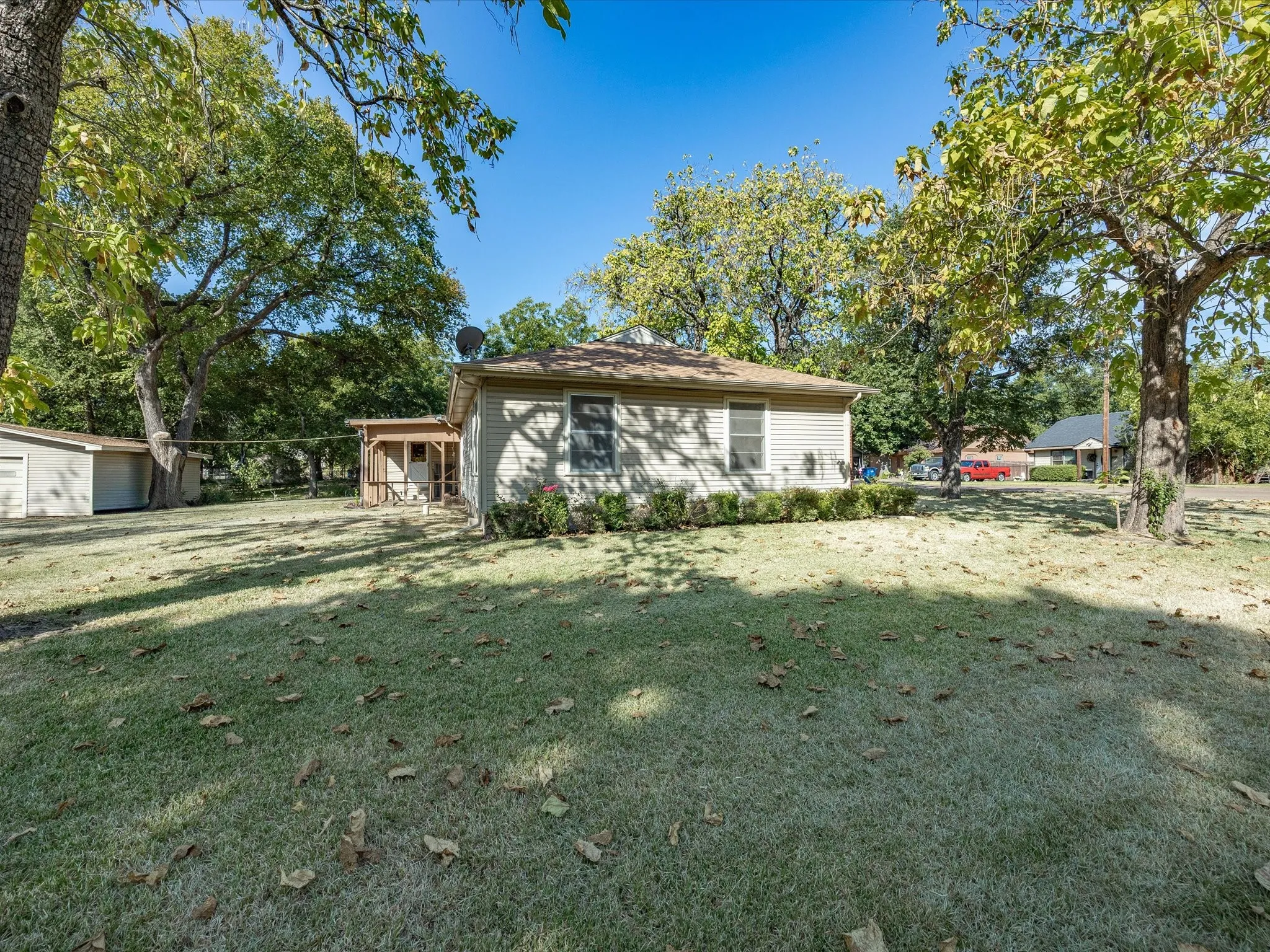 Single Family Residence For Sale in Ellis County , 1003 E Milam Street, Ennis, Texas 75119, 3 Bedroom, 2 Bathroom, 2 Garage spaces, 1,856 Sqft, built in 1954, mls#21375980, Real Estate Agent in Ennis, Homes For Sale in Ellis county, Homes For Sale in Ennis, Realtor in Ennis Texas, Real Estate Brokerage Independent Realty Texas, Luminita Cordes Realtor