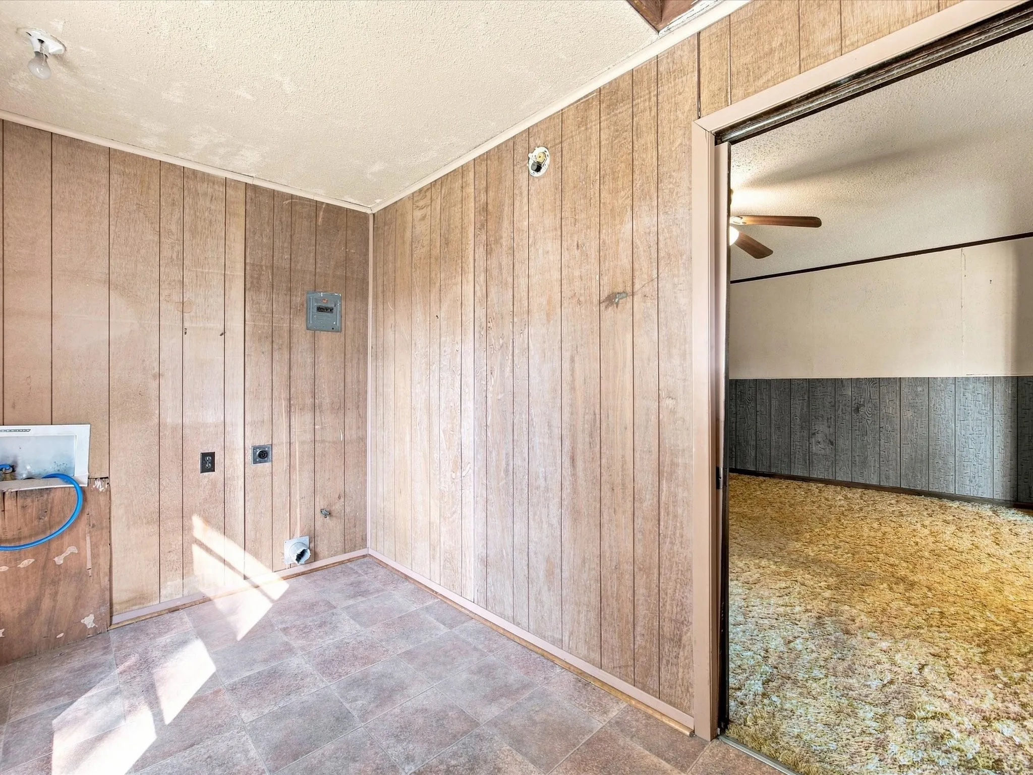 Single Family Residence For Sale in Ellis County , 1003 E Milam Street, Ennis, Texas 75119, 3 Bedroom, 2 Bathroom, 2 Garage spaces, 1,856 Sqft, built in 1954, mls#21375980, Real Estate Agent in Ennis, Homes For Sale in Ellis county, Homes For Sale in Ennis, Realtor in Ennis Texas, Real Estate Brokerage Independent Realty Texas, Luminita Cordes Realtor
