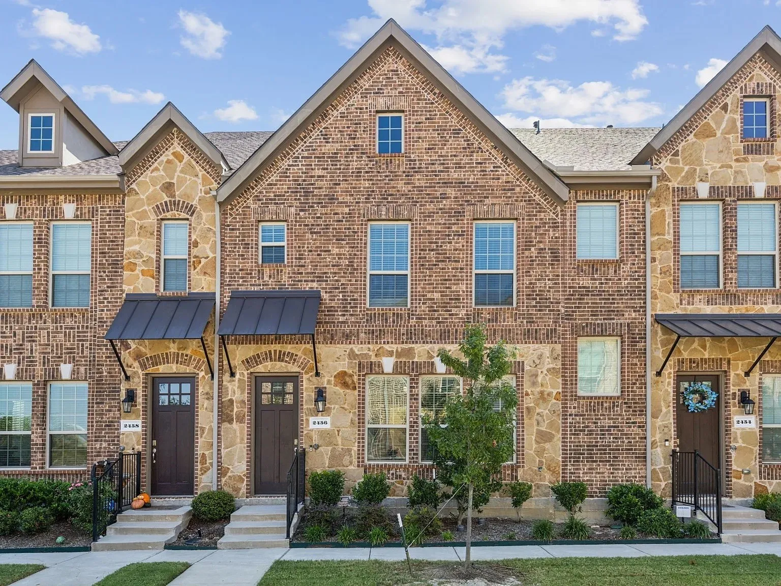 Townhouse For Rent in Denton County , 2456 Siskiyou, Lewisville, Texas 75056, 4 Bedroom, 4 Bathroom, 3 Garage spaces, 2,207 Sqft, built in 2021, mls#21377974, Real Estate Agent in Lewisville, Homes For Rent in Denton county, Homes For Rent in Lewisville, Realtor in Lewisville Texas, Real Estate Brokerage Independent Realty Texas, Luminita Cordes Realtor