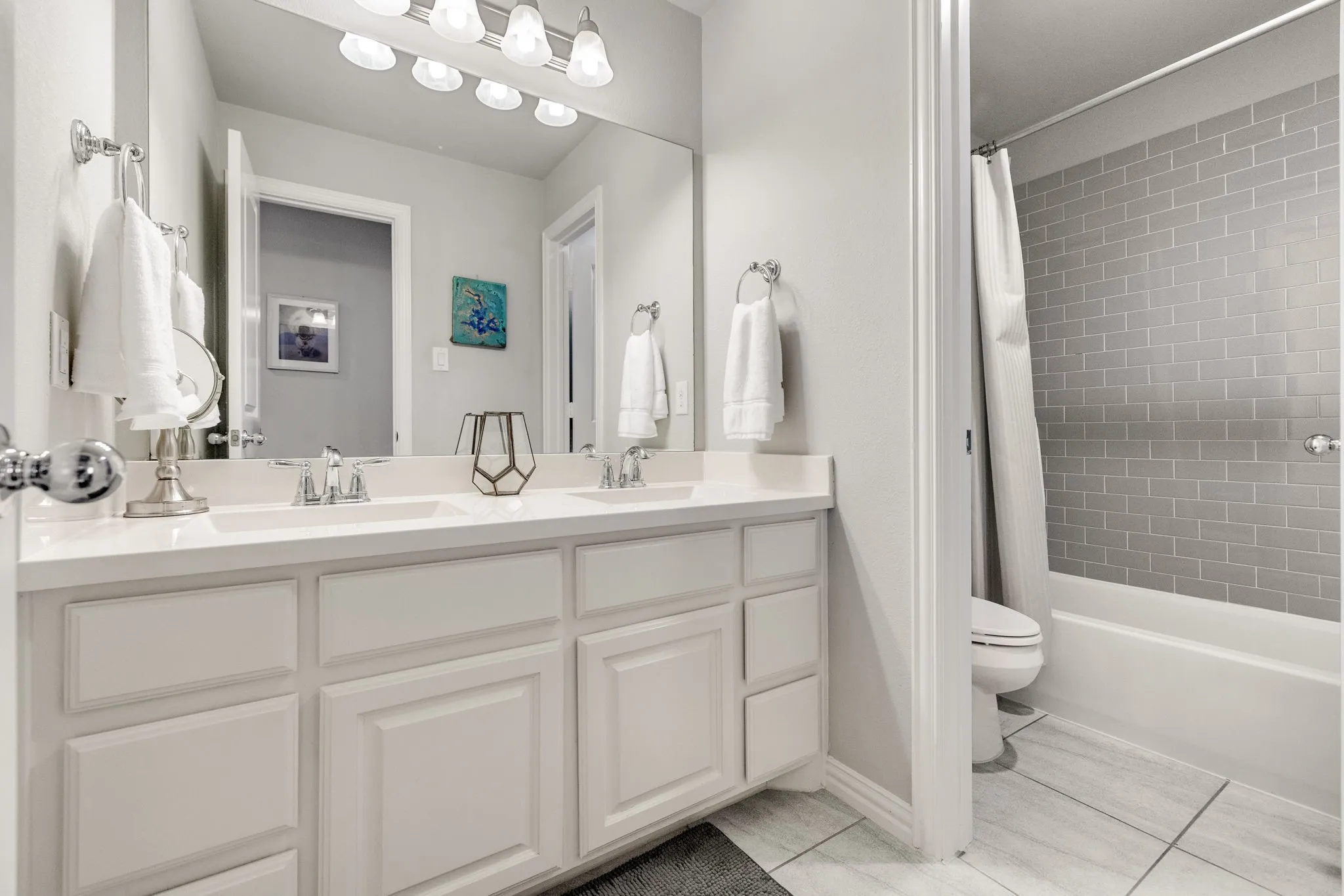 Upstairs full bath with tub/shower combo.
