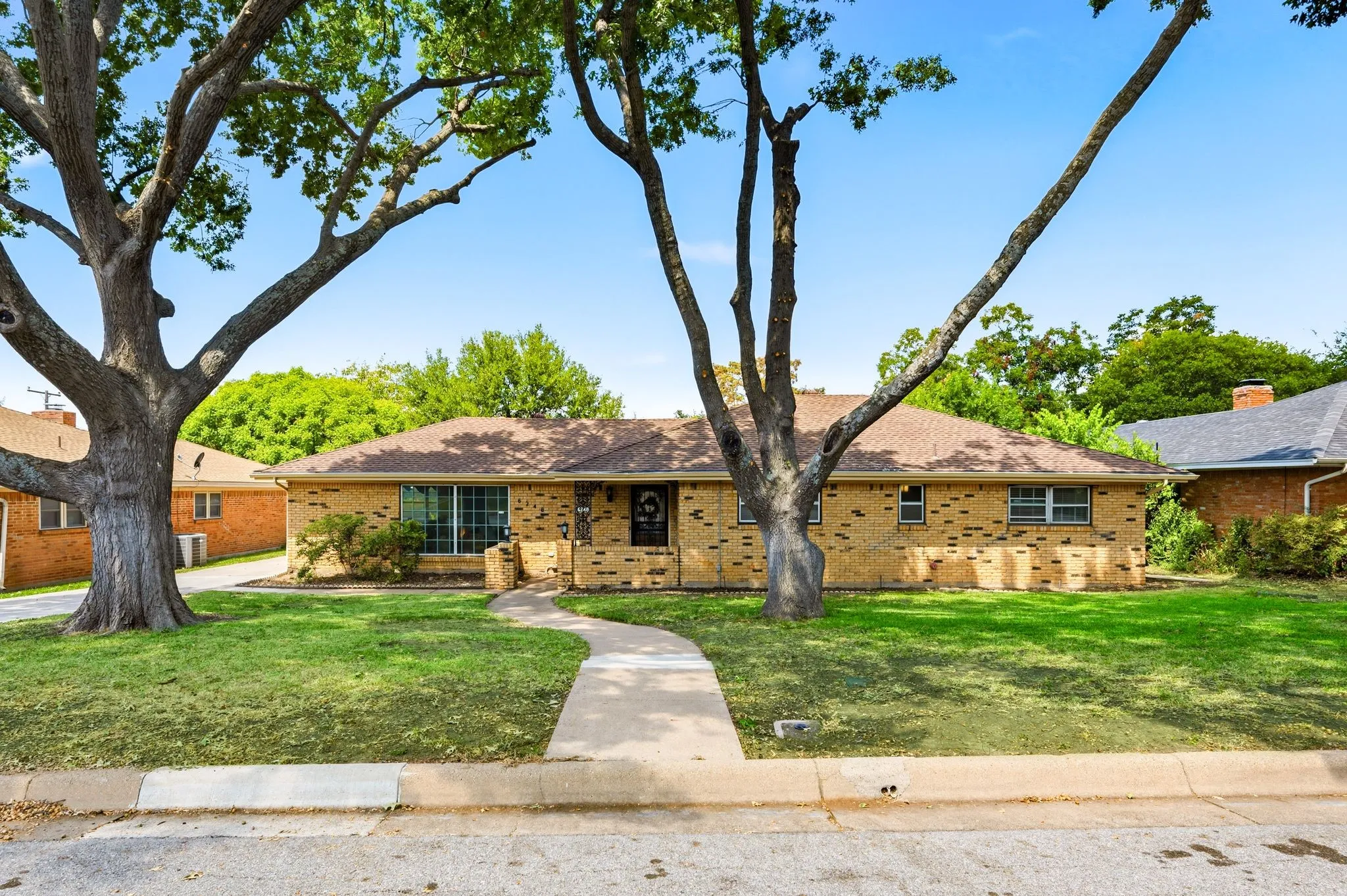 Single Family Residence For Sale in Tarrant County , 6248 Winifred Drive, Fort Worth, Texas 76133, 3 Bedroom, 3 Bathroom, 2 Garage spaces, 2,517 Sqft, built in 1966, mls#21376925, Real Estate Agent in Fort Worth, Homes For Sale in Tarrant county, Homes For Sale in Fort Worth, Realtor in Fort Worth Texas, Real Estate Brokerage Independent Realty Texas, Luminita Cordes Realtor