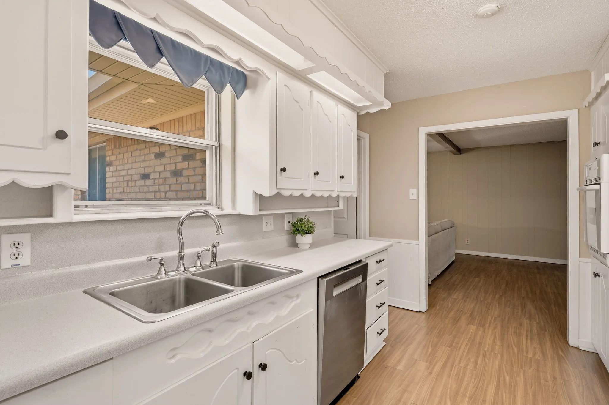Single Family Residence For Sale in Tarrant County , 6248 Winifred Drive, Fort Worth, Texas 76133, 3 Bedroom, 3 Bathroom, 2 Garage spaces, 2,517 Sqft, built in 1966, mls#21376925, Real Estate Agent in Fort Worth, Homes For Sale in Tarrant county, Homes For Sale in Fort Worth, Realtor in Fort Worth Texas, Real Estate Brokerage Independent Realty Texas, Luminita Cordes Realtor