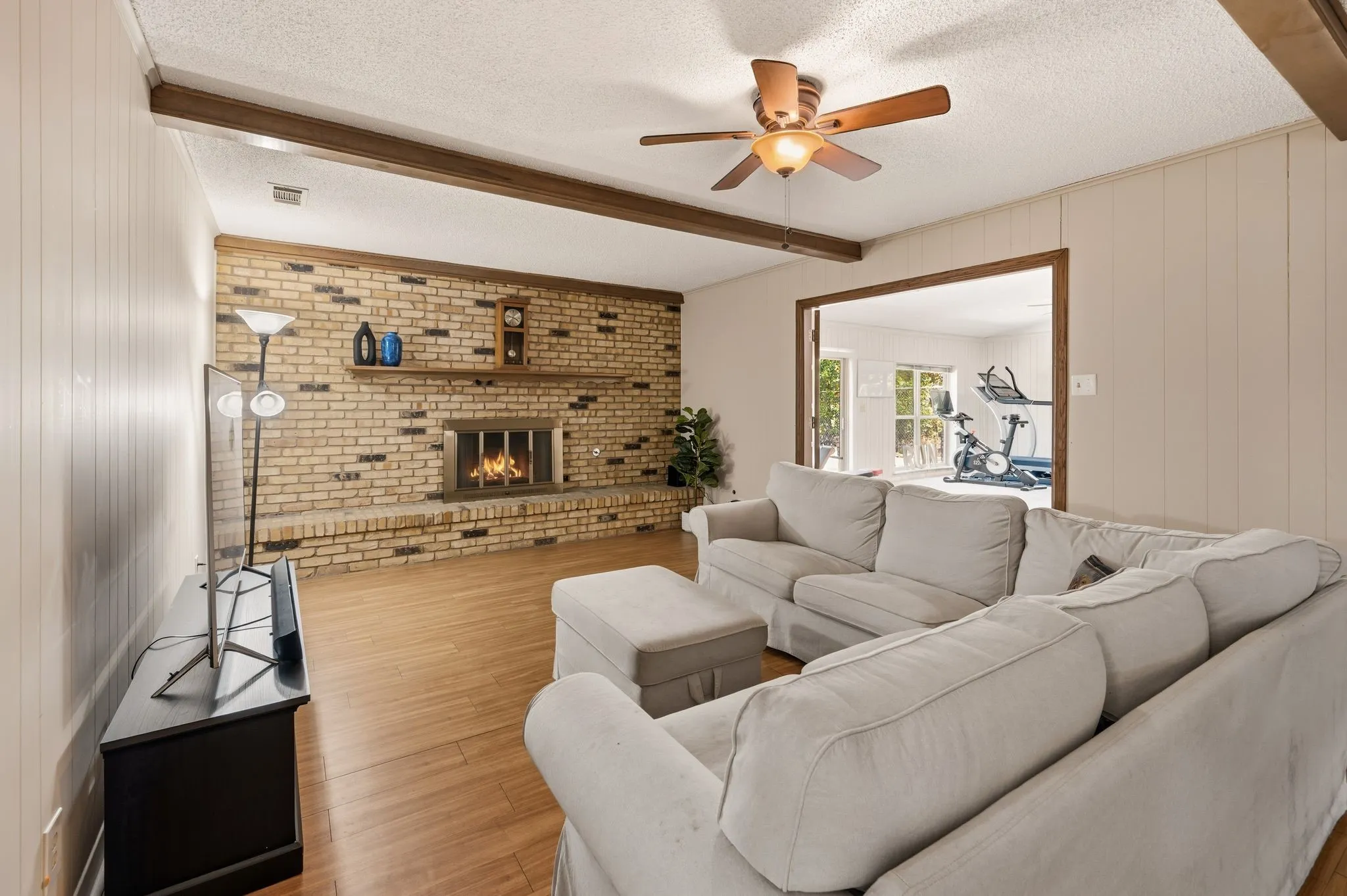 Single Family Residence For Sale in Tarrant County , 6248 Winifred Drive, Fort Worth, Texas 76133, 3 Bedroom, 3 Bathroom, 2 Garage spaces, 2,517 Sqft, built in 1966, mls#21376925, Real Estate Agent in Fort Worth, Homes For Sale in Tarrant county, Homes For Sale in Fort Worth, Realtor in Fort Worth Texas, Real Estate Brokerage Independent Realty Texas, Luminita Cordes Realtor