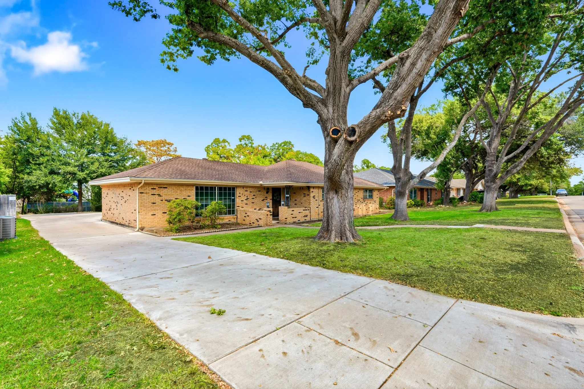 Single Family Residence For Sale in Tarrant County , 6248 Winifred Drive, Fort Worth, Texas 76133, 3 Bedroom, 3 Bathroom, 2 Garage spaces, 2,517 Sqft, built in 1966, mls#21376925, Real Estate Agent in Fort Worth, Homes For Sale in Tarrant county, Homes For Sale in Fort Worth, Realtor in Fort Worth Texas, Real Estate Brokerage Independent Realty Texas, Luminita Cordes Realtor