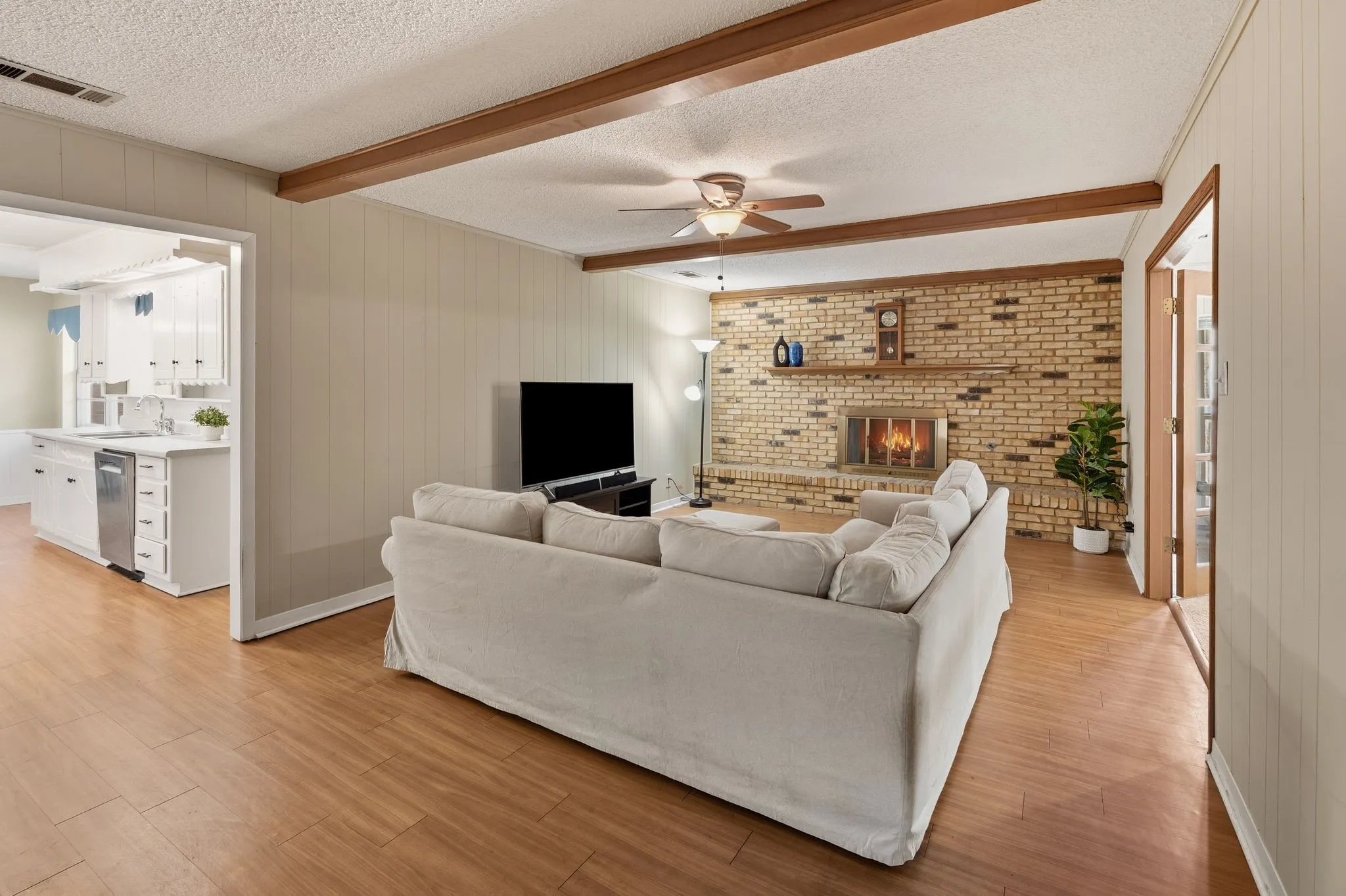 Single Family Residence For Sale in Tarrant County , 6248 Winifred Drive, Fort Worth, Texas 76133, 3 Bedroom, 3 Bathroom, 2 Garage spaces, 2,517 Sqft, built in 1966, mls#21376925, Real Estate Agent in Fort Worth, Homes For Sale in Tarrant county, Homes For Sale in Fort Worth, Realtor in Fort Worth Texas, Real Estate Brokerage Independent Realty Texas, Luminita Cordes Realtor
