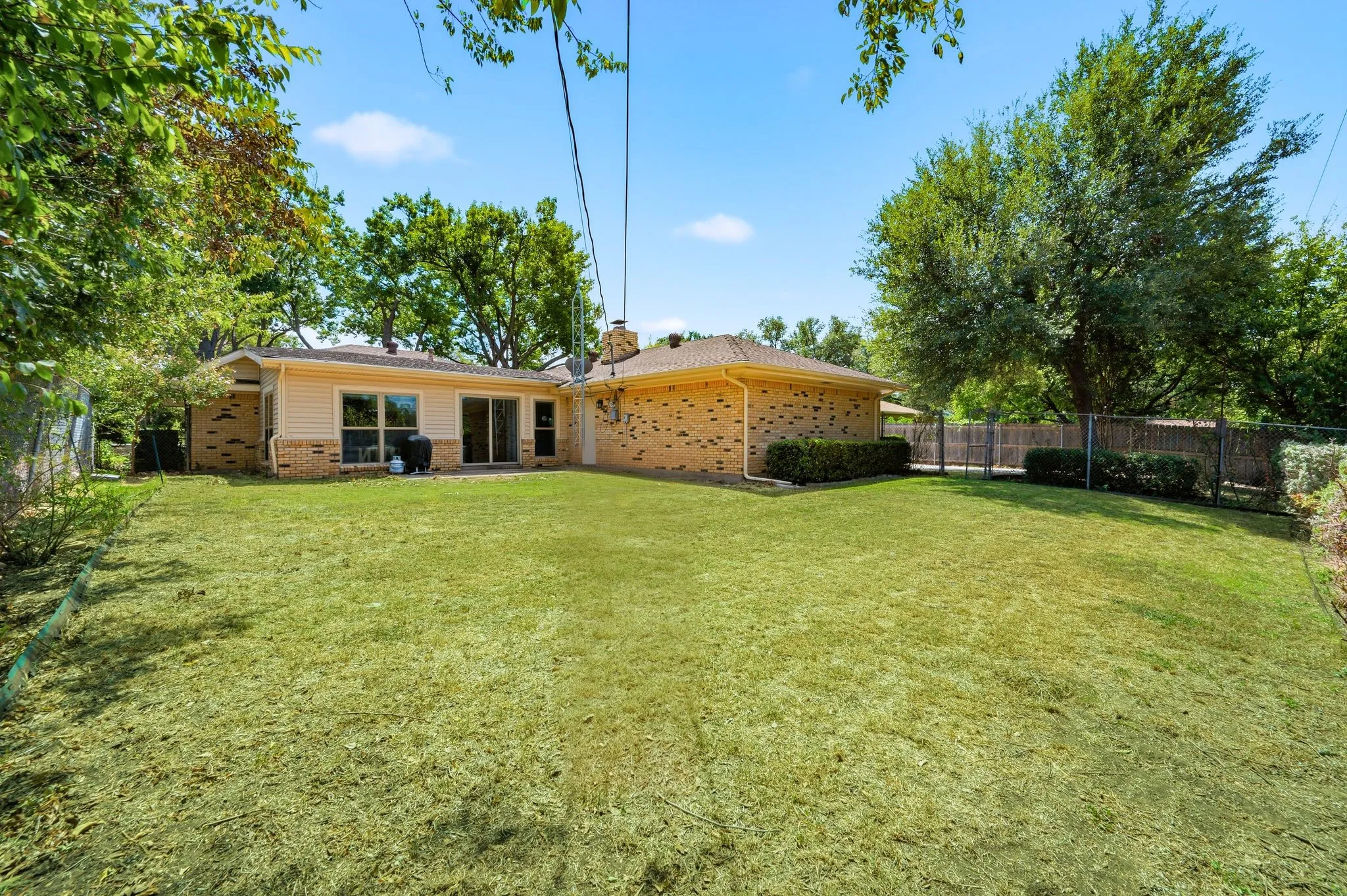 Single Family Residence For Sale in Tarrant County , 6248 Winifred Drive, Fort Worth, Texas 76133, 3 Bedroom, 3 Bathroom, 2 Garage spaces, 2,517 Sqft, built in 1966, mls#21376925, Real Estate Agent in Fort Worth, Homes For Sale in Tarrant county, Homes For Sale in Fort Worth, Realtor in Fort Worth Texas, Real Estate Brokerage Independent Realty Texas, Luminita Cordes Realtor