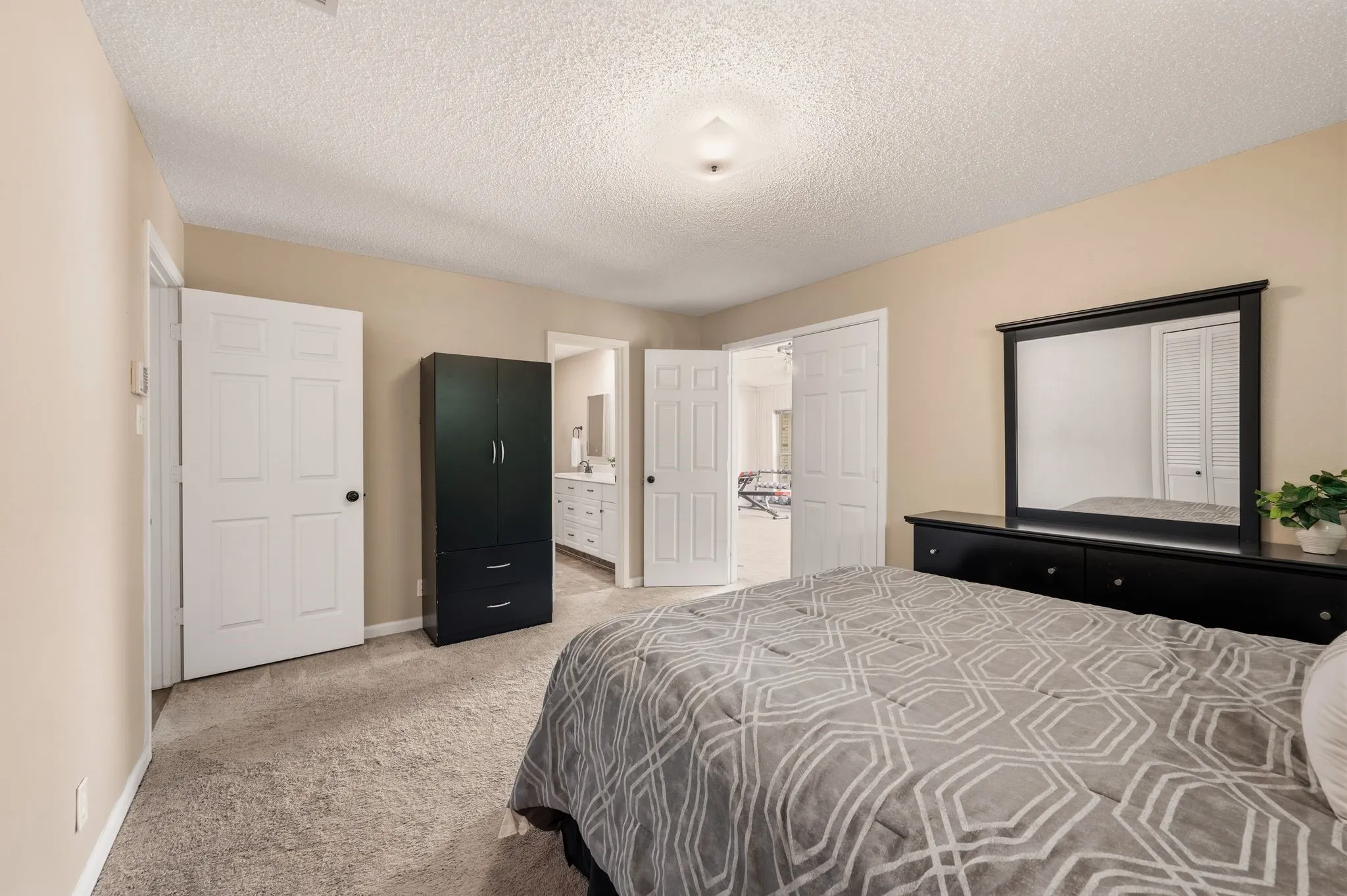 Single Family Residence For Sale in Tarrant County , 6248 Winifred Drive, Fort Worth, Texas 76133, 3 Bedroom, 3 Bathroom, 2 Garage spaces, 2,517 Sqft, built in 1966, mls#21376925, Real Estate Agent in Fort Worth, Homes For Sale in Tarrant county, Homes For Sale in Fort Worth, Realtor in Fort Worth Texas, Real Estate Brokerage Independent Realty Texas, Luminita Cordes Realtor