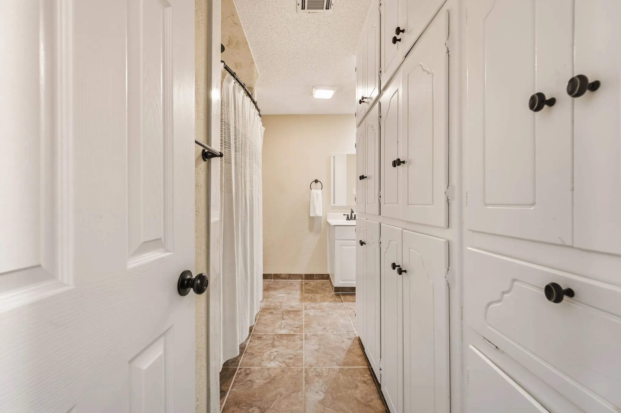 Single Family Residence For Sale in Tarrant County , 6248 Winifred Drive, Fort Worth, Texas 76133, 3 Bedroom, 3 Bathroom, 2 Garage spaces, 2,517 Sqft, built in 1966, mls#21376925, Real Estate Agent in Fort Worth, Homes For Sale in Tarrant county, Homes For Sale in Fort Worth, Realtor in Fort Worth Texas, Real Estate Brokerage Independent Realty Texas, Luminita Cordes Realtor