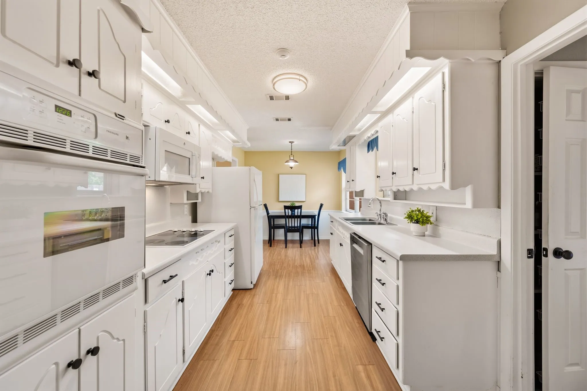 Single Family Residence For Sale in Tarrant County , 6248 Winifred Drive, Fort Worth, Texas 76133, 3 Bedroom, 3 Bathroom, 2 Garage spaces, 2,517 Sqft, built in 1966, mls#21376925, Real Estate Agent in Fort Worth, Homes For Sale in Tarrant county, Homes For Sale in Fort Worth, Realtor in Fort Worth Texas, Real Estate Brokerage Independent Realty Texas, Luminita Cordes Realtor