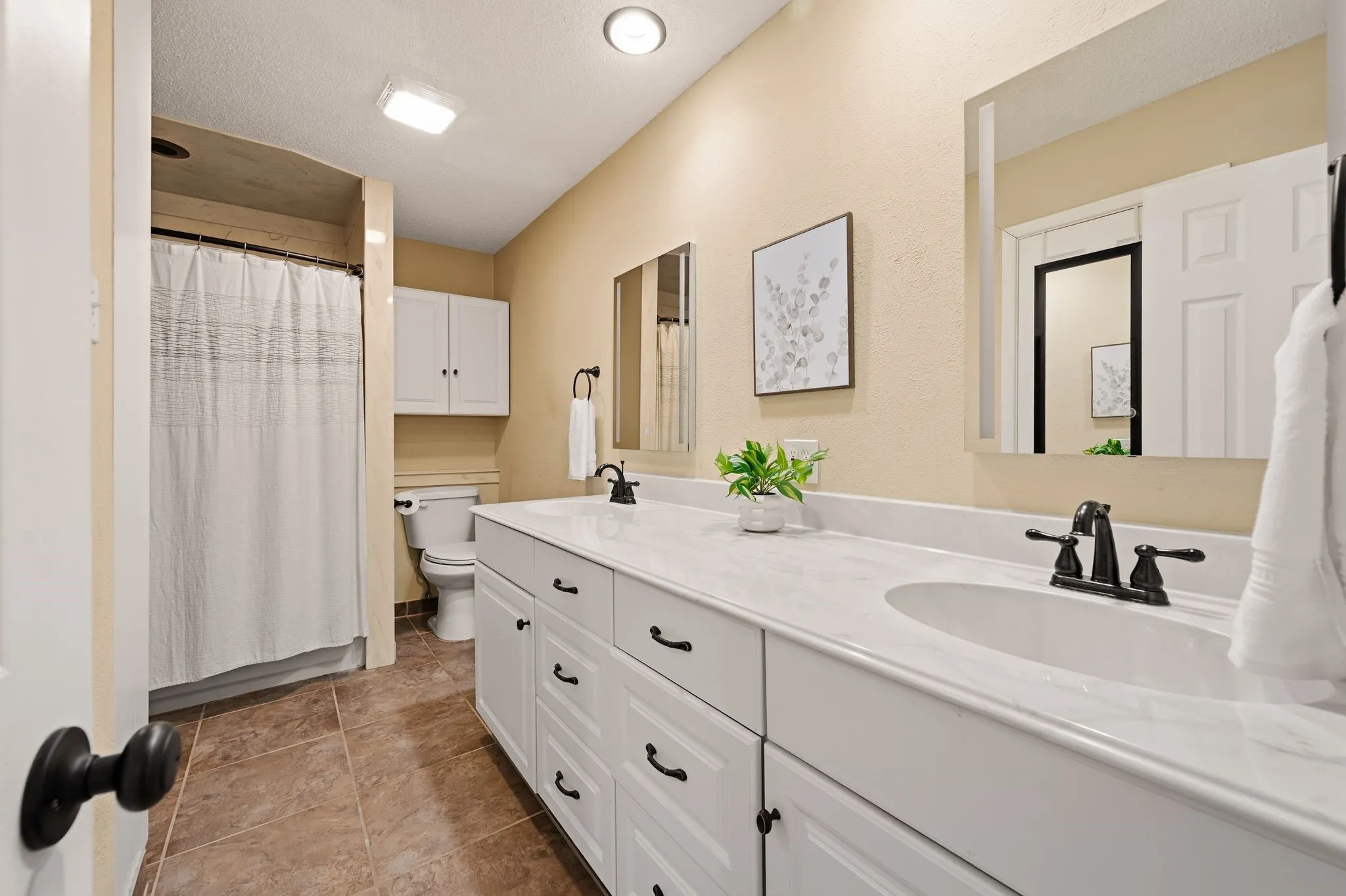 Single Family Residence For Sale in Tarrant County , 6248 Winifred Drive, Fort Worth, Texas 76133, 3 Bedroom, 3 Bathroom, 2 Garage spaces, 2,517 Sqft, built in 1966, mls#21376925, Real Estate Agent in Fort Worth, Homes For Sale in Tarrant county, Homes For Sale in Fort Worth, Realtor in Fort Worth Texas, Real Estate Brokerage Independent Realty Texas, Luminita Cordes Realtor