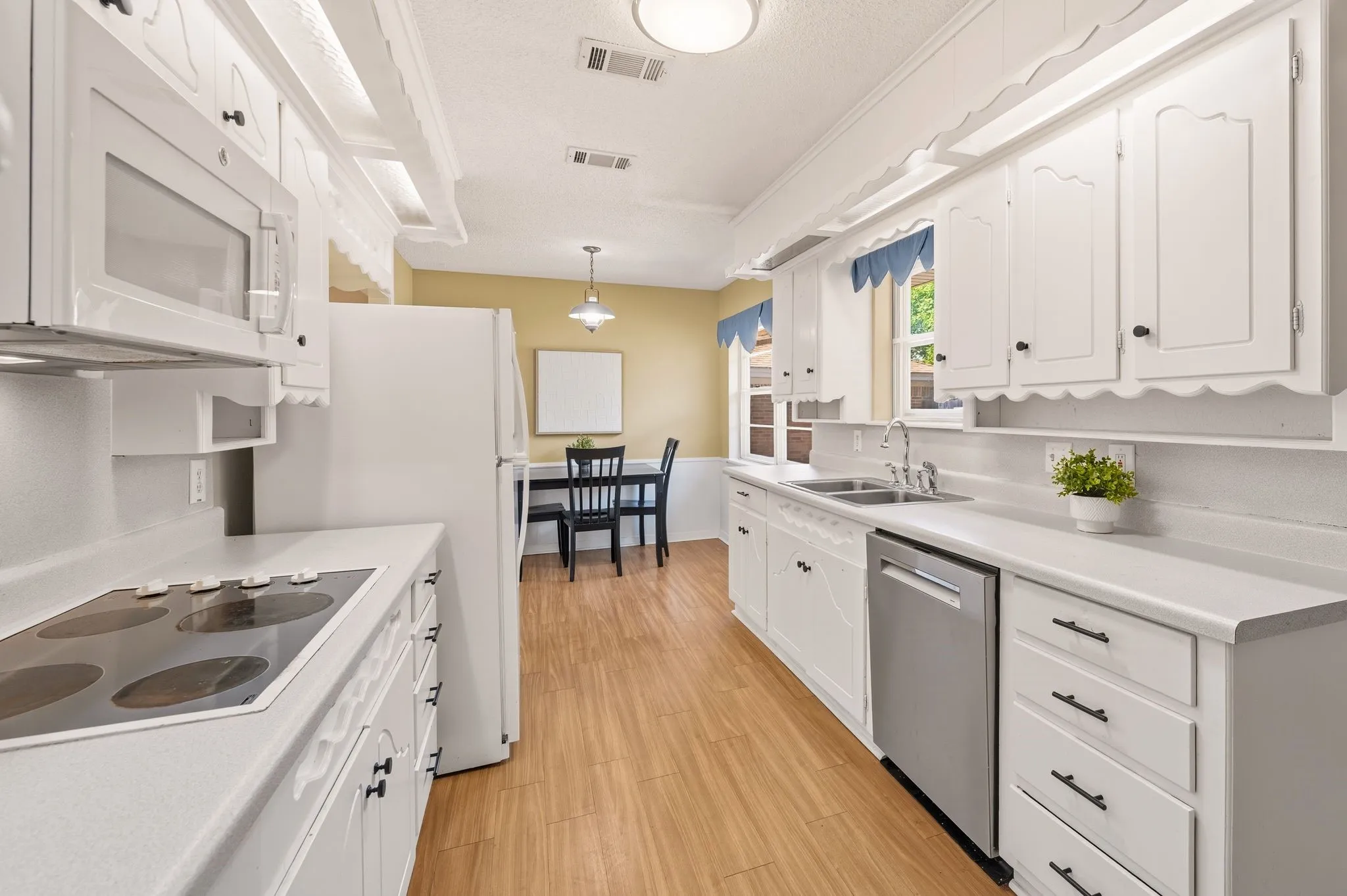 Single Family Residence For Sale in Tarrant County , 6248 Winifred Drive, Fort Worth, Texas 76133, 3 Bedroom, 3 Bathroom, 2 Garage spaces, 2,517 Sqft, built in 1966, mls#21376925, Real Estate Agent in Fort Worth, Homes For Sale in Tarrant county, Homes For Sale in Fort Worth, Realtor in Fort Worth Texas, Real Estate Brokerage Independent Realty Texas, Luminita Cordes Realtor
