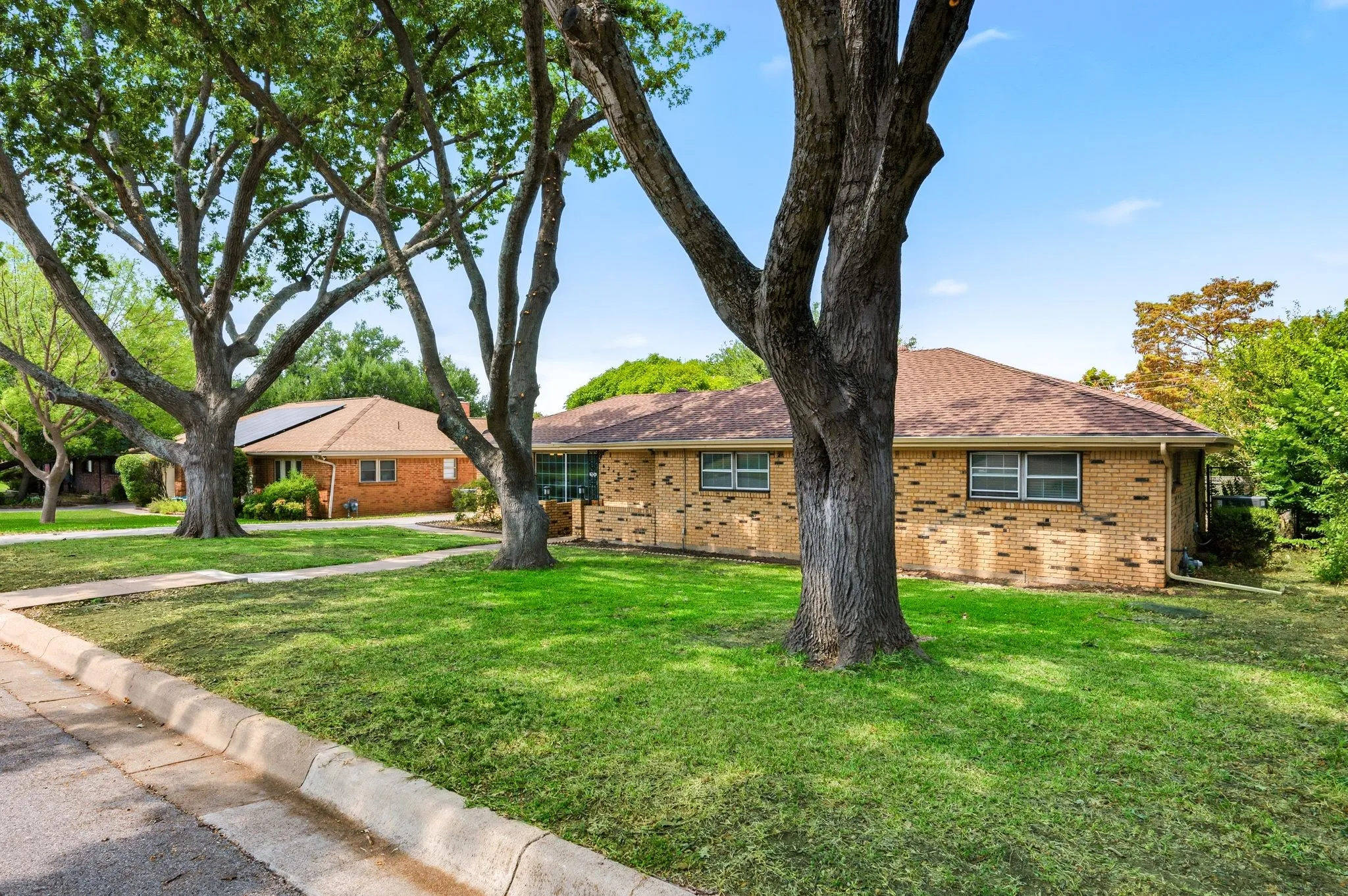 Single Family Residence For Sale in Tarrant County , 6248 Winifred Drive, Fort Worth, Texas 76133, 3 Bedroom, 3 Bathroom, 2 Garage spaces, 2,517 Sqft, built in 1966, mls#21376925, Real Estate Agent in Fort Worth, Homes For Sale in Tarrant county, Homes For Sale in Fort Worth, Realtor in Fort Worth Texas, Real Estate Brokerage Independent Realty Texas, Luminita Cordes Realtor