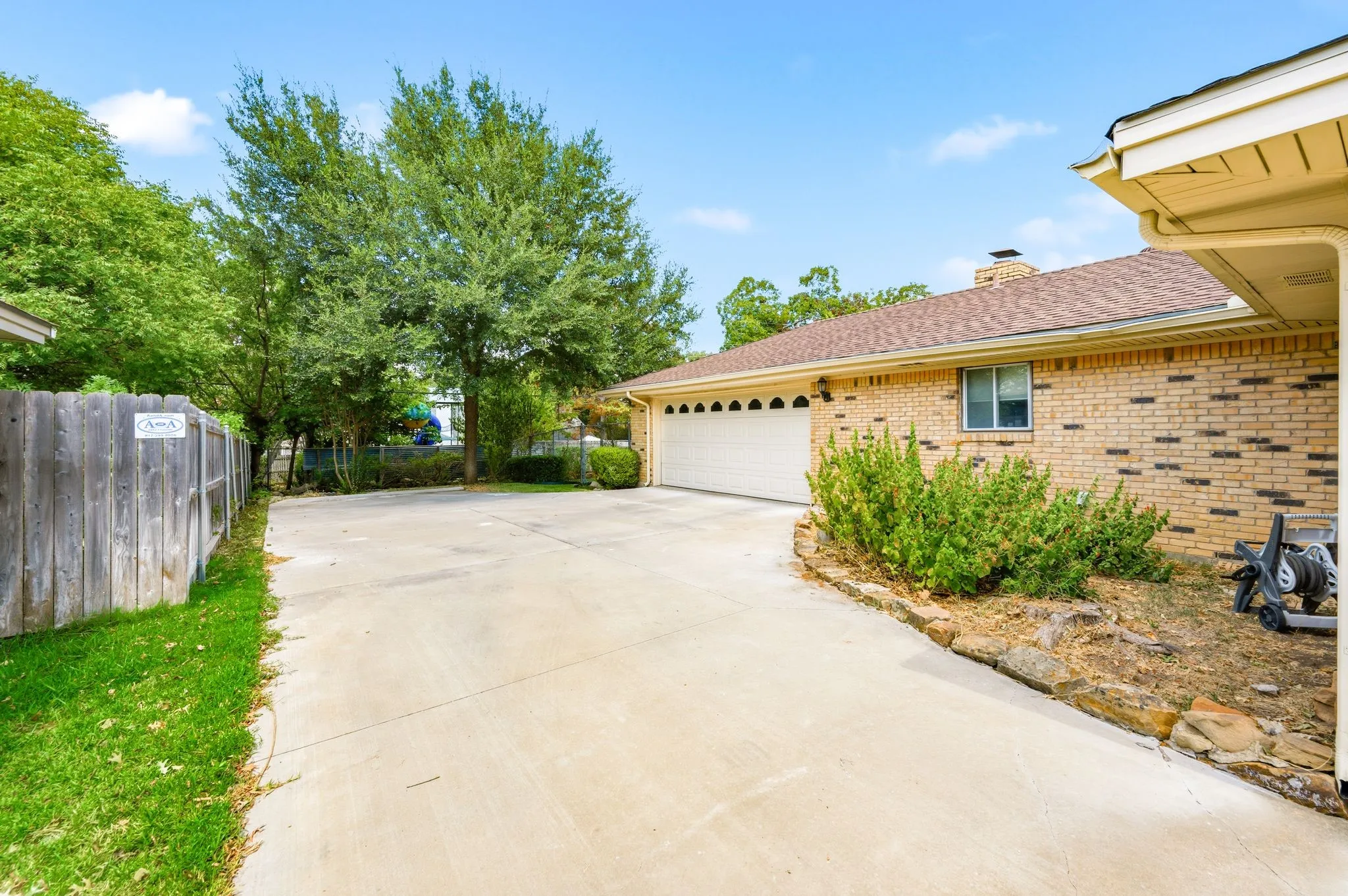 Single Family Residence For Sale in Tarrant County , 6248 Winifred Drive, Fort Worth, Texas 76133, 3 Bedroom, 3 Bathroom, 2 Garage spaces, 2,517 Sqft, built in 1966, mls#21376925, Real Estate Agent in Fort Worth, Homes For Sale in Tarrant county, Homes For Sale in Fort Worth, Realtor in Fort Worth Texas, Real Estate Brokerage Independent Realty Texas, Luminita Cordes Realtor