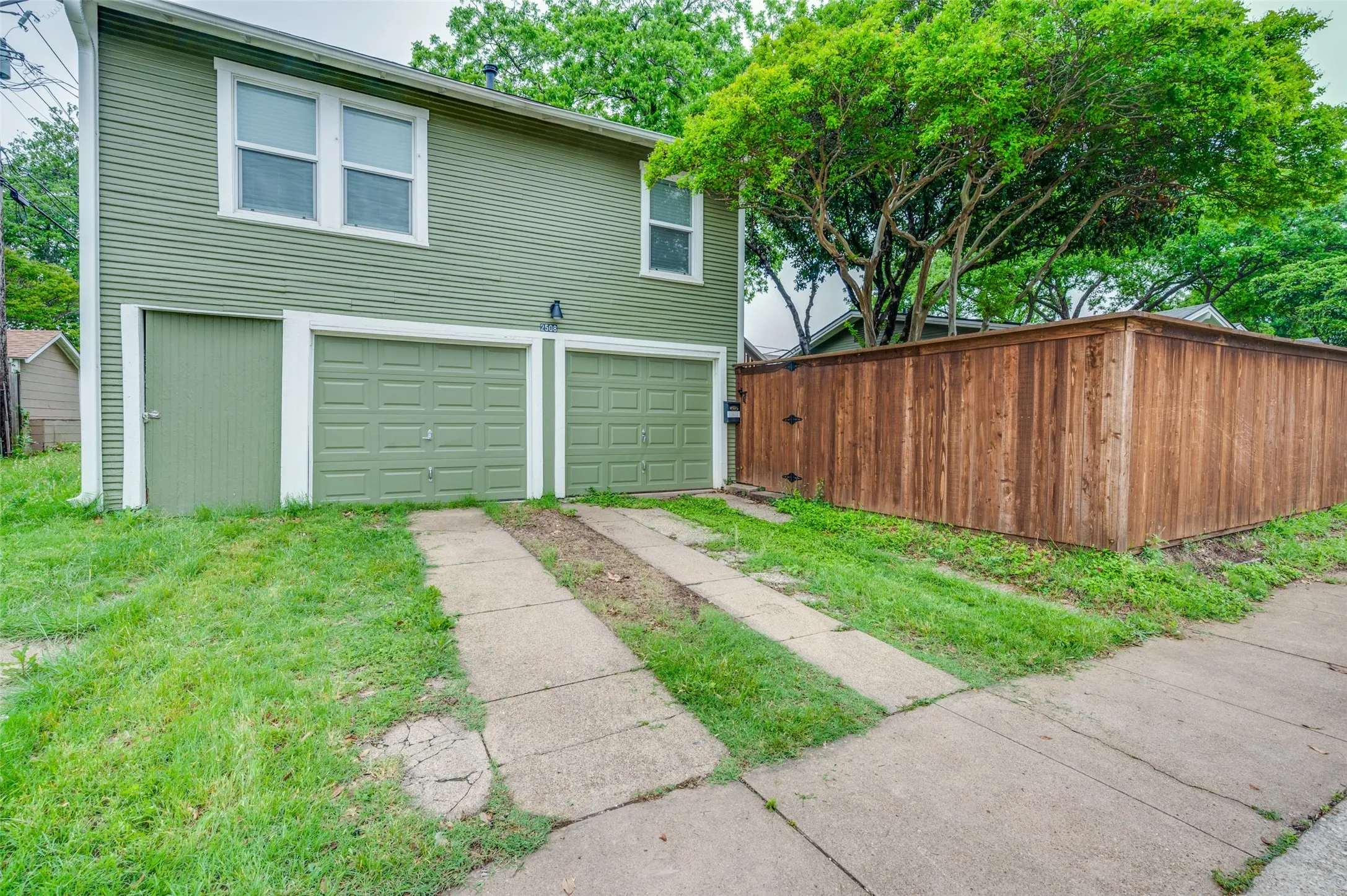 Detached garage apartment with separate yard, entrance and washer/dryer
