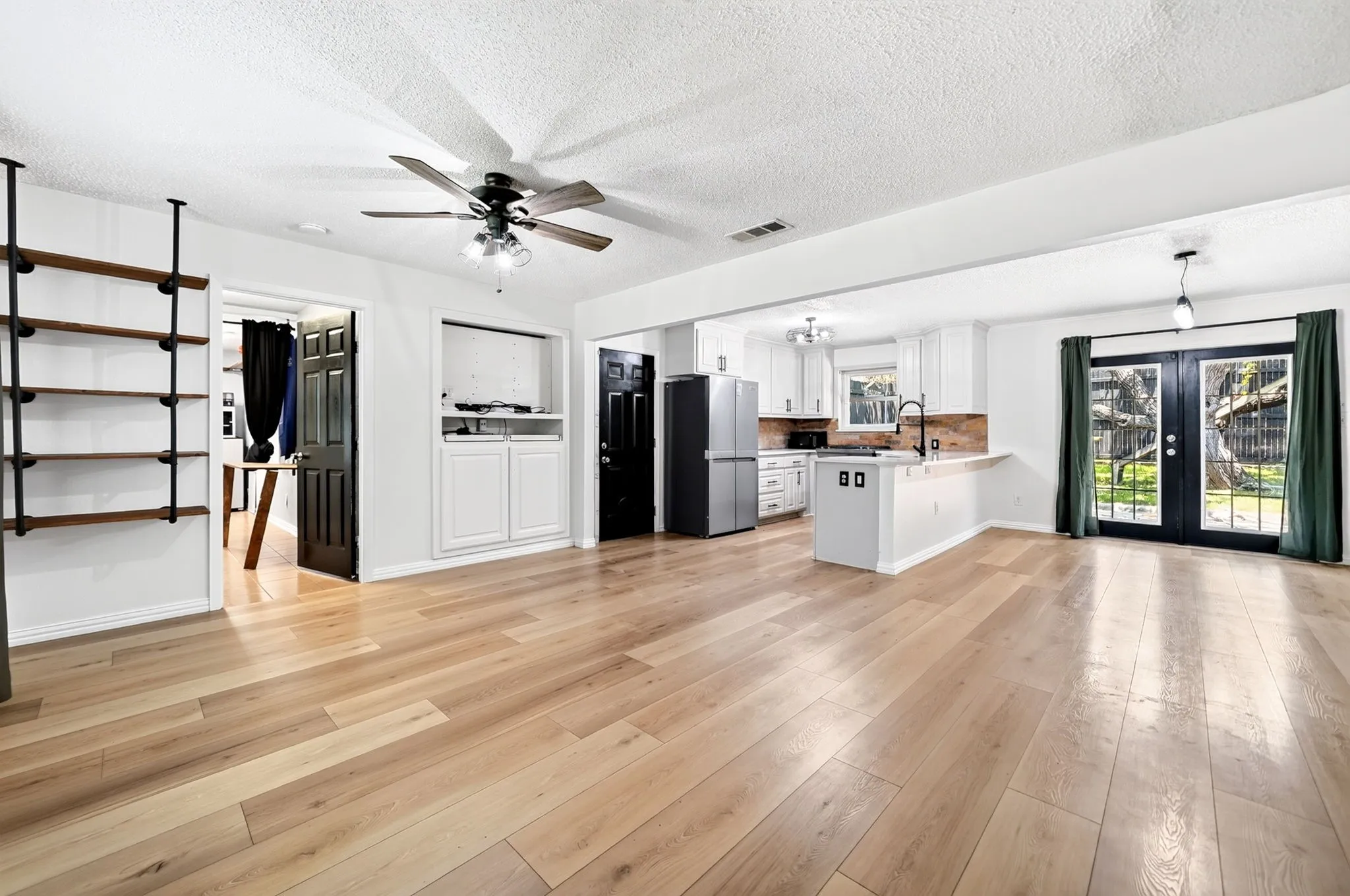Single Family Residence For Rent in Rockwall County , 505 Whittle Way, Rockwall, Texas 75087, 3 Bedroom, 2 Bathroom, 2 Garage spaces, 1,439 Sqft, built in 1961, mls#21377813, Real Estate Agent in Rockwall, Homes For Rent in Rockwall county, Homes For Rent in Rockwall, Realtor in Rockwall Texas, Real Estate Brokerage Independent Realty Texas, Luminita Cordes Realtor