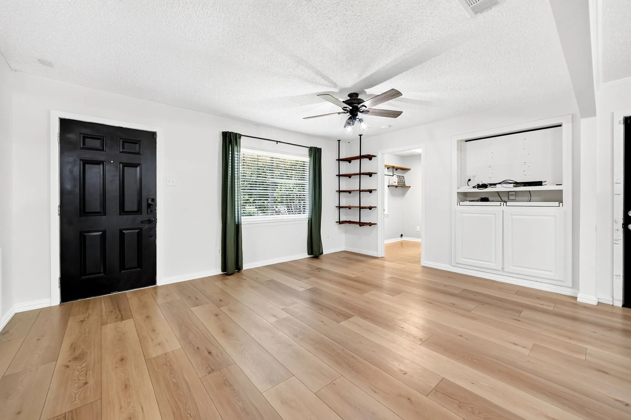 Single Family Residence For Rent in Rockwall County , 505 Whittle Way, Rockwall, Texas 75087, 3 Bedroom, 2 Bathroom, 2 Garage spaces, 1,439 Sqft, built in 1961, mls#21377813, Real Estate Agent in Rockwall, Homes For Rent in Rockwall county, Homes For Rent in Rockwall, Realtor in Rockwall Texas, Real Estate Brokerage Independent Realty Texas, Luminita Cordes Realtor