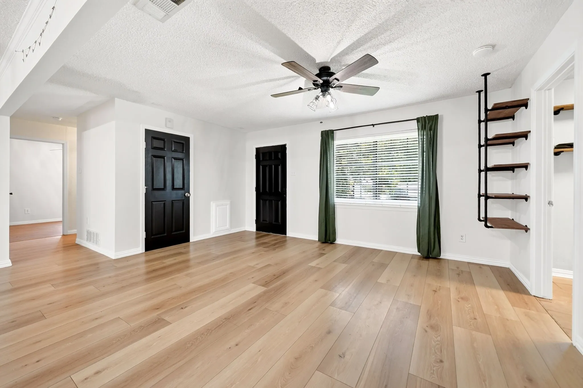 Single Family Residence For Rent in Rockwall County , 505 Whittle Way, Rockwall, Texas 75087, 3 Bedroom, 2 Bathroom, 2 Garage spaces, 1,439 Sqft, built in 1961, mls#21377813, Real Estate Agent in Rockwall, Homes For Rent in Rockwall county, Homes For Rent in Rockwall, Realtor in Rockwall Texas, Real Estate Brokerage Independent Realty Texas, Luminita Cordes Realtor