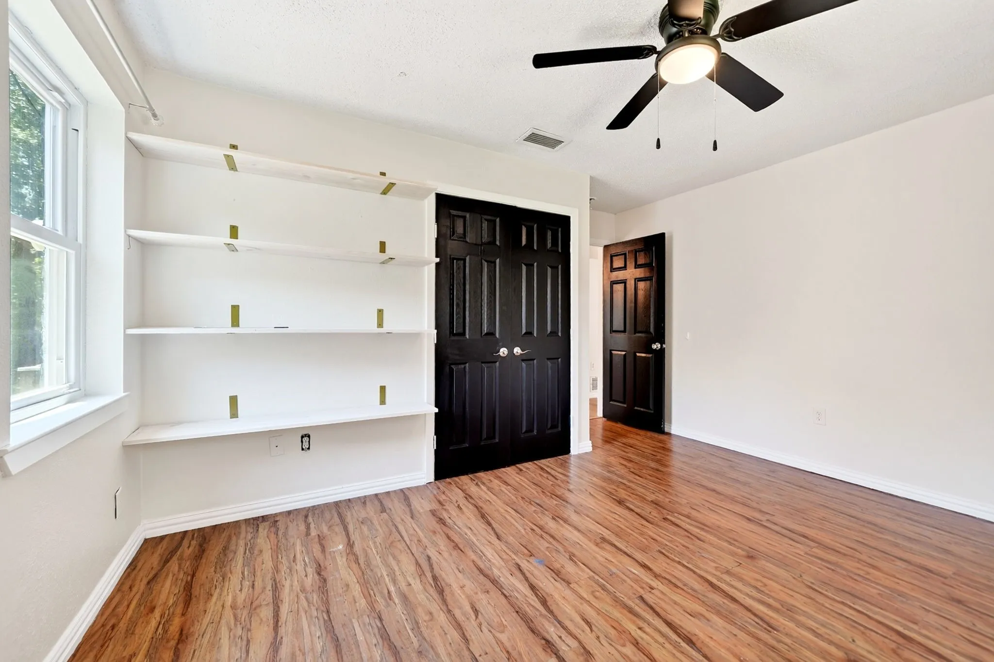 Single Family Residence For Rent in Rockwall County , 505 Whittle Way, Rockwall, Texas 75087, 3 Bedroom, 2 Bathroom, 2 Garage spaces, 1,439 Sqft, built in 1961, mls#21377813, Real Estate Agent in Rockwall, Homes For Rent in Rockwall county, Homes For Rent in Rockwall, Realtor in Rockwall Texas, Real Estate Brokerage Independent Realty Texas, Luminita Cordes Realtor