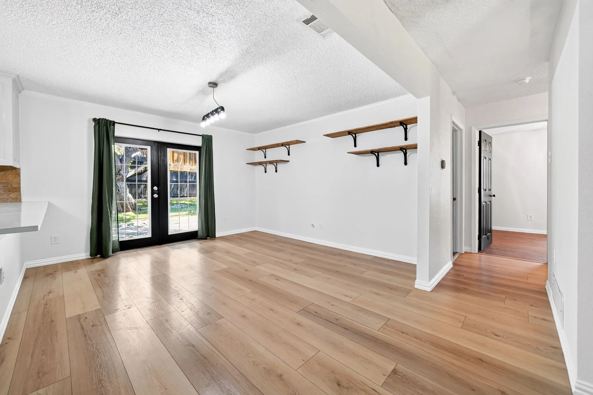 Single Family Residence For Rent in Rockwall County , 505 Whittle Way, Rockwall, Texas 75087, 3 Bedroom, 2 Bathroom, 2 Garage spaces, 1,439 Sqft, built in 1961, mls#21377813, Real Estate Agent in Rockwall, Homes For Rent in Rockwall county, Homes For Rent in Rockwall, Realtor in Rockwall Texas, Real Estate Brokerage Independent Realty Texas, Luminita Cordes Realtor