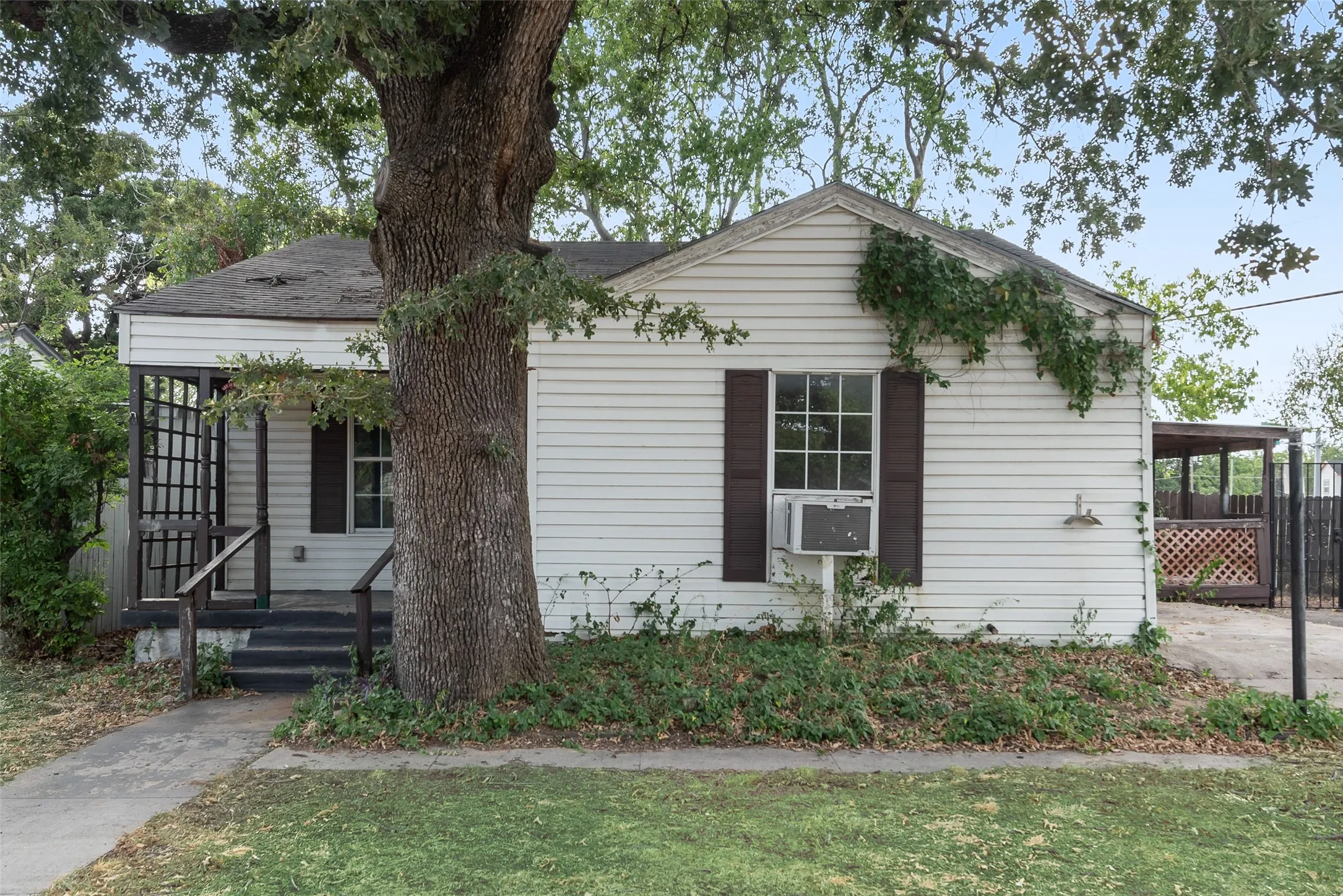 Single Family Residence For Sale in Tarrant County , 1017 Clarence Street W, Fort Worth, Texas 76117, 2 Bedroom, 1 Bathroom, Garage spaces, 948 Sqft, built in 1948, mls#21377984, Real Estate Agent in Fort Worth, Homes For Sale in Tarrant county, Homes For Sale in Fort Worth, Realtor in Fort Worth Texas, Real Estate Brokerage Independent Realty Texas, Luminita Cordes Realtor
