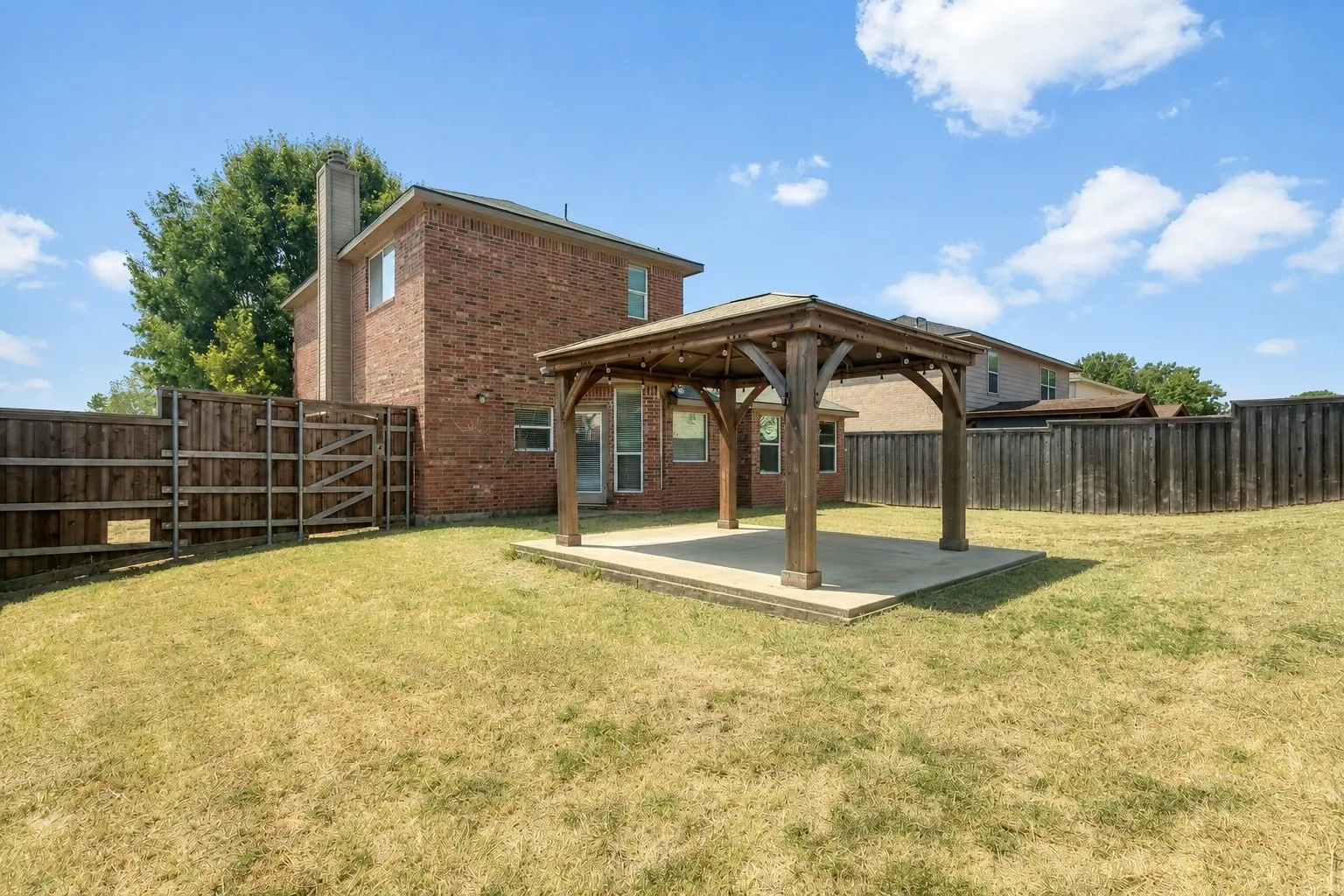 Single Family Residence For Sale in Collin County , 2500 Collier Drive, Mc Kinney, Texas 75071, 3 Bedroom, 3 Bathroom, 2 Garage spaces, 1,722 Sqft, built in 2006, mls#21377734, Real Estate Agent in Mc Kinney, Homes For Sale in Collin county, Homes For Sale in Mc Kinney, Realtor in Mc Kinney Texas, Real Estate Brokerage Independent Realty Texas, Luminita Cordes Realtor
