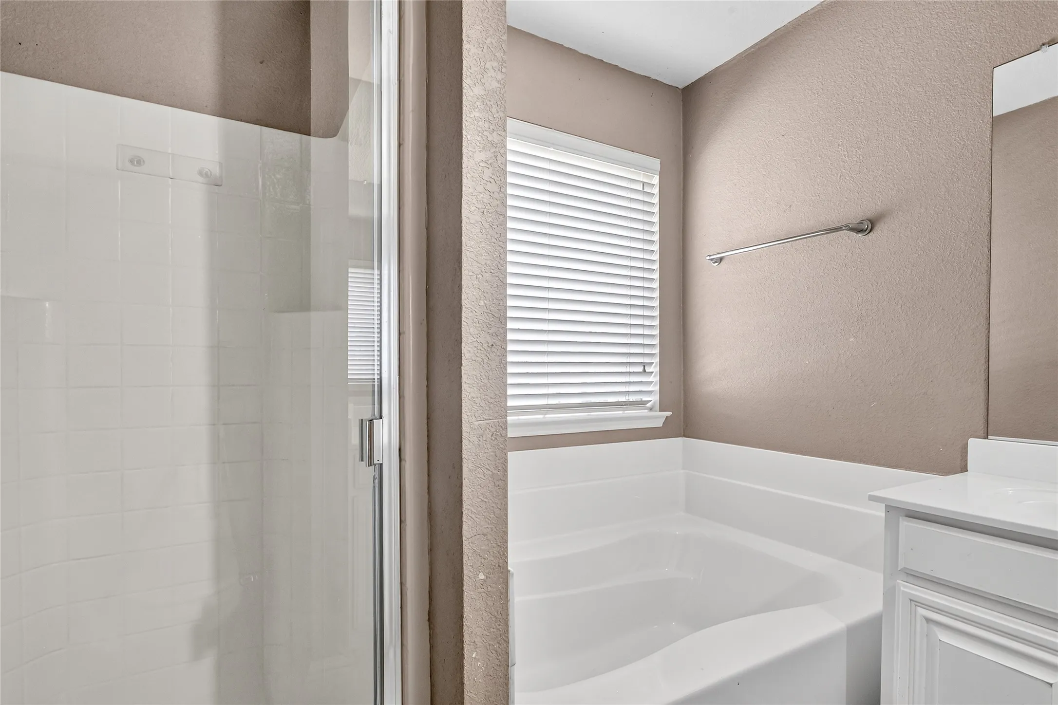 Single Family Residence For Sale in Collin County , 2500 Collier Drive, Mc Kinney, Texas 75071, 3 Bedroom, 3 Bathroom, 2 Garage spaces, 1,722 Sqft, built in 2006, mls#21377734, Real Estate Agent in Mc Kinney, Homes For Sale in Collin county, Homes For Sale in Mc Kinney, Realtor in Mc Kinney Texas, Real Estate Brokerage Independent Realty Texas, Luminita Cordes Realtor