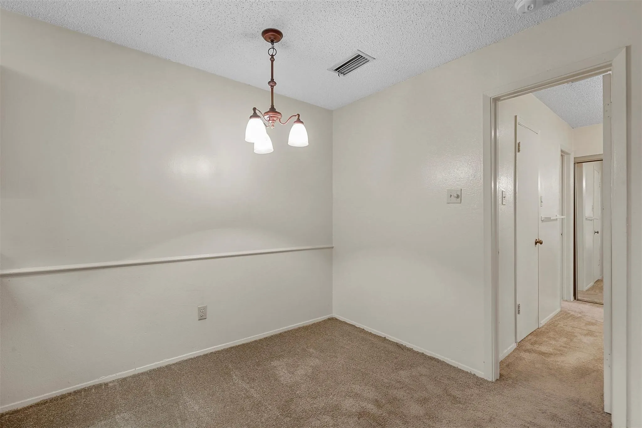 Apartment For Rent in Dallas County , 5981 Arapaho Road 1203, Dallas, Texas 75248, 1 Bedroom, 1 Bathroom, Garage spaces, 745 Sqft, built in 1980, mls#21377995, Real Estate Agent in Dallas, Homes For Rent in Dallas county, Homes For Rent in Dallas, Realtor in Dallas Texas, Real Estate Brokerage Independent Realty Texas, Luminita Cordes Realtor