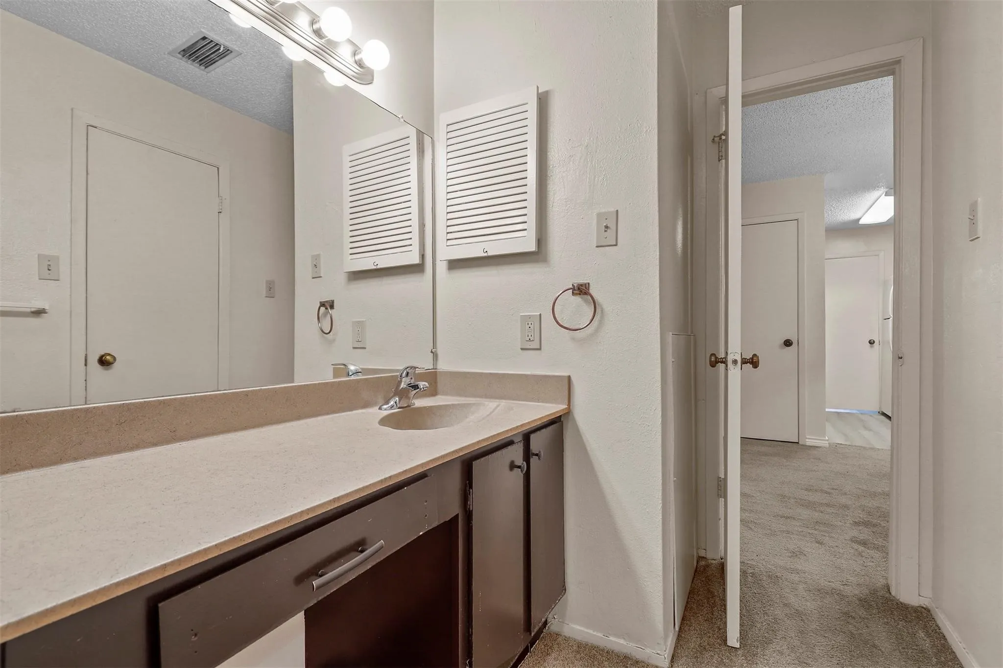 Apartment For Rent in Dallas County , 5981 Arapaho Road 1203, Dallas, Texas 75248, 1 Bedroom, 1 Bathroom, Garage spaces, 745 Sqft, built in 1980, mls#21377995, Real Estate Agent in Dallas, Homes For Rent in Dallas county, Homes For Rent in Dallas, Realtor in Dallas Texas, Real Estate Brokerage Independent Realty Texas, Luminita Cordes Realtor