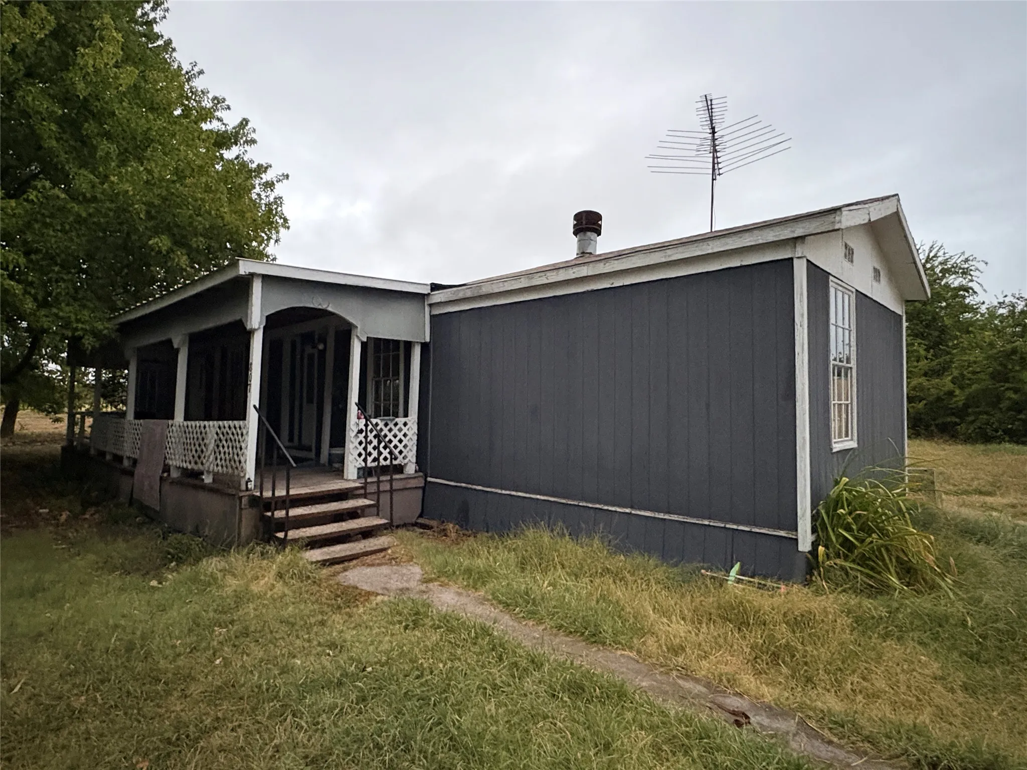 Mobile Home For Sale in Collin County , 807 County Road 655, Farmersville, Texas 75442, 2 Bedroom, 2 Bathroom, Garage spaces, 924 Sqft, built in 1980, mls#21377981, Real Estate Agent in Farmersville, Homes For Sale in Collin county, Homes For Sale in Farmersville, Realtor in Farmersville Texas, Real Estate Brokerage Independent Realty Texas, Luminita Cordes Realtor