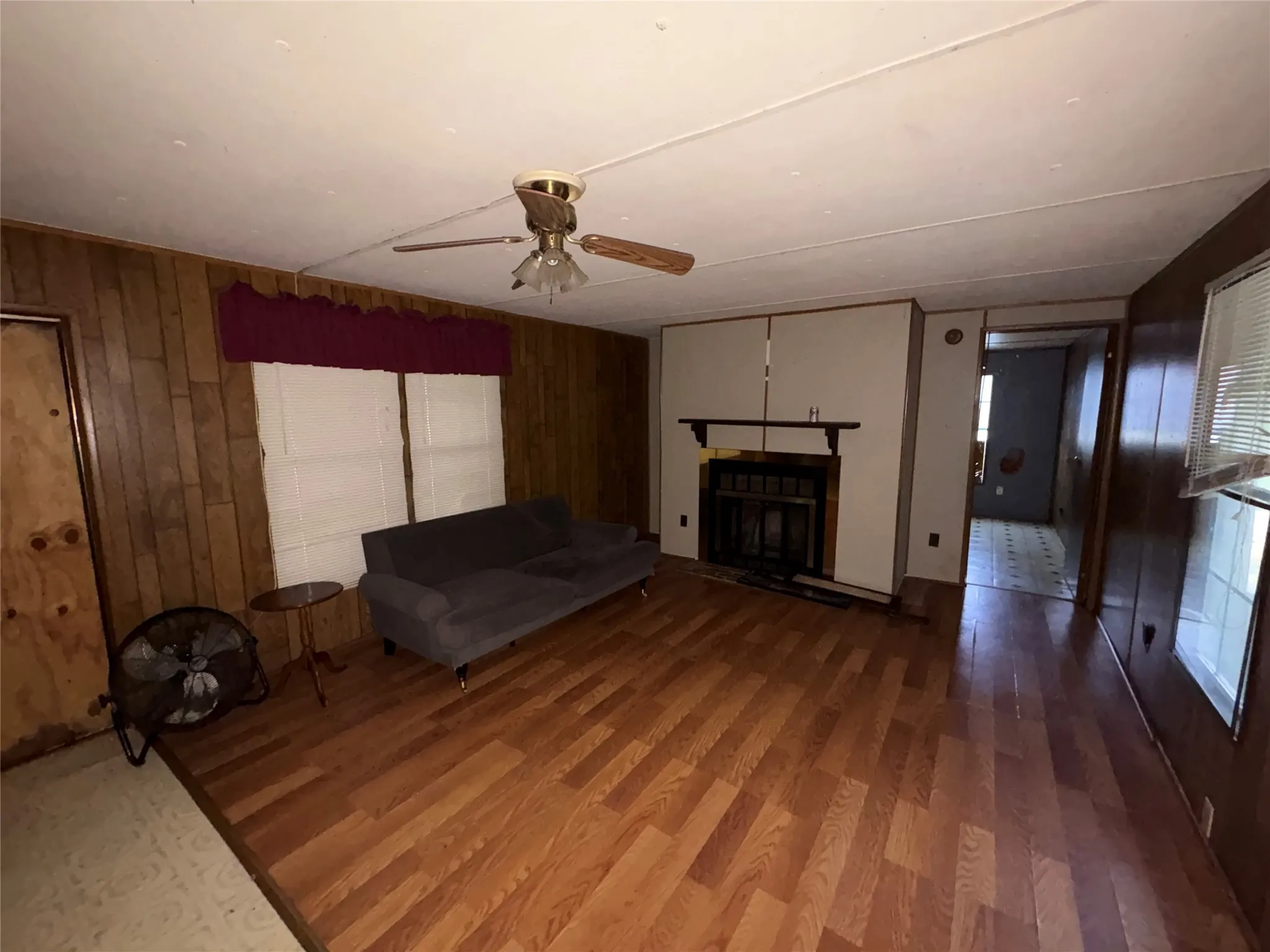 Mobile Home For Sale in Collin County , 807 County Road 655, Farmersville, Texas 75442, 2 Bedroom, 2 Bathroom, Garage spaces, 924 Sqft, built in 1980, mls#21377981, Real Estate Agent in Farmersville, Homes For Sale in Collin county, Homes For Sale in Farmersville, Realtor in Farmersville Texas, Real Estate Brokerage Independent Realty Texas, Luminita Cordes Realtor
