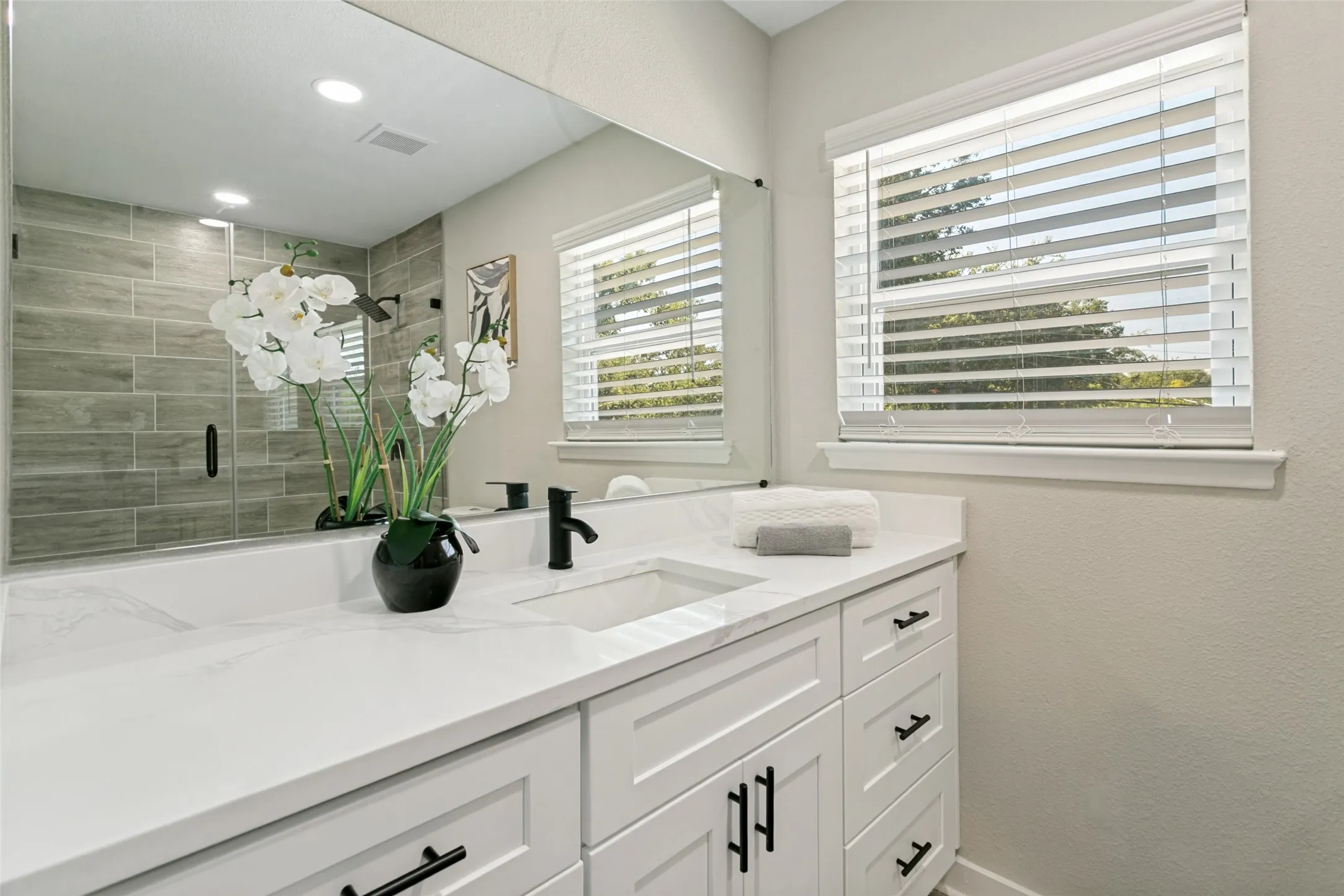 Single Family Residence For Sale in Dallas County , 725 Hawthorne Lane, Grand Prairie, Texas 75052, 4 Bedroom, 3 Bathroom, 2 Garage spaces, 2,036 Sqft, built in 1962, mls#21378001, Real Estate Agent in Grand Prairie, Homes For Sale in Dallas county, Homes For Sale in Grand Prairie, Realtor in Grand Prairie Texas, Real Estate Brokerage Independent Realty Texas, Luminita Cordes Realtor