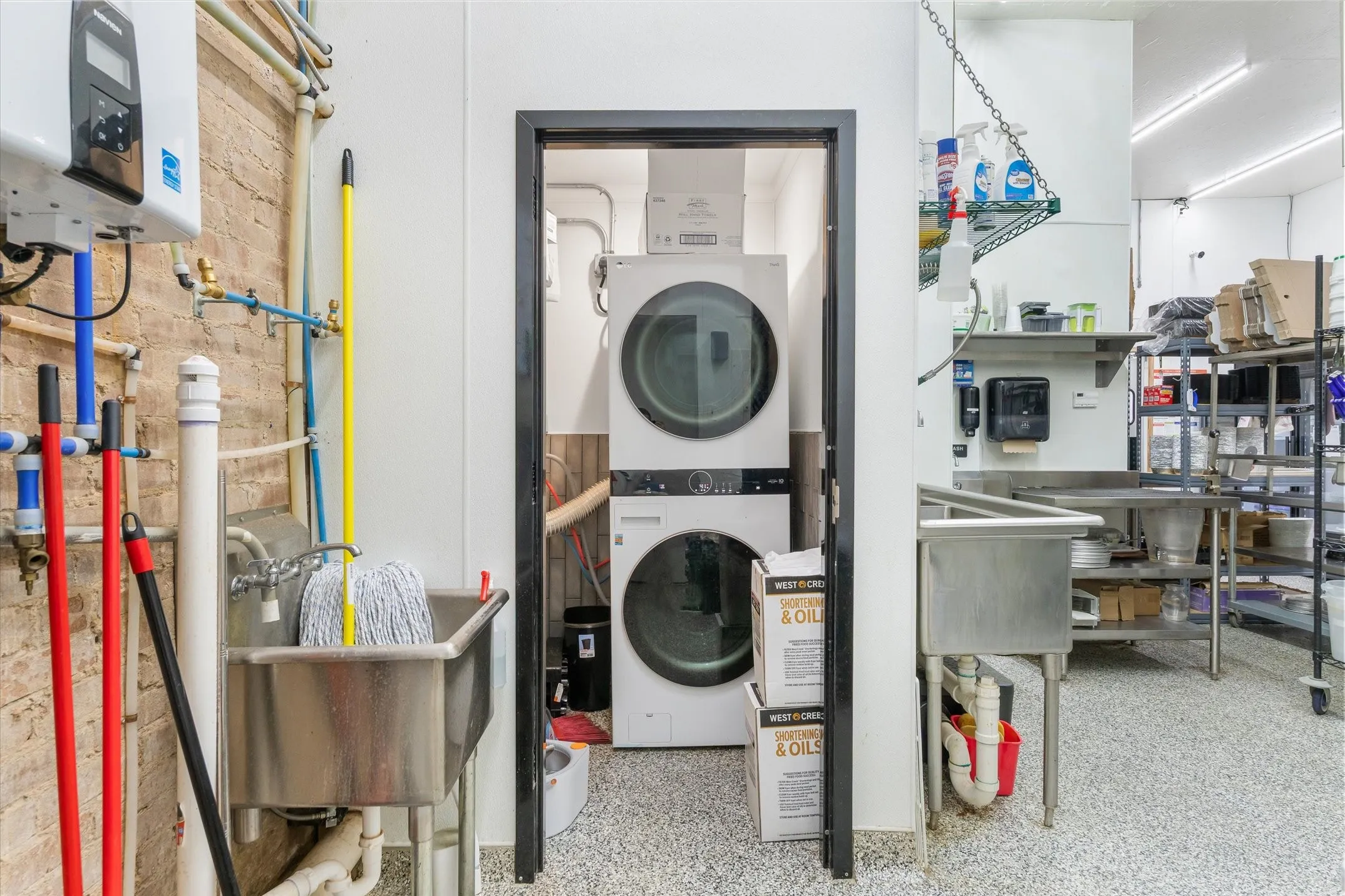 Tankless hot water heater