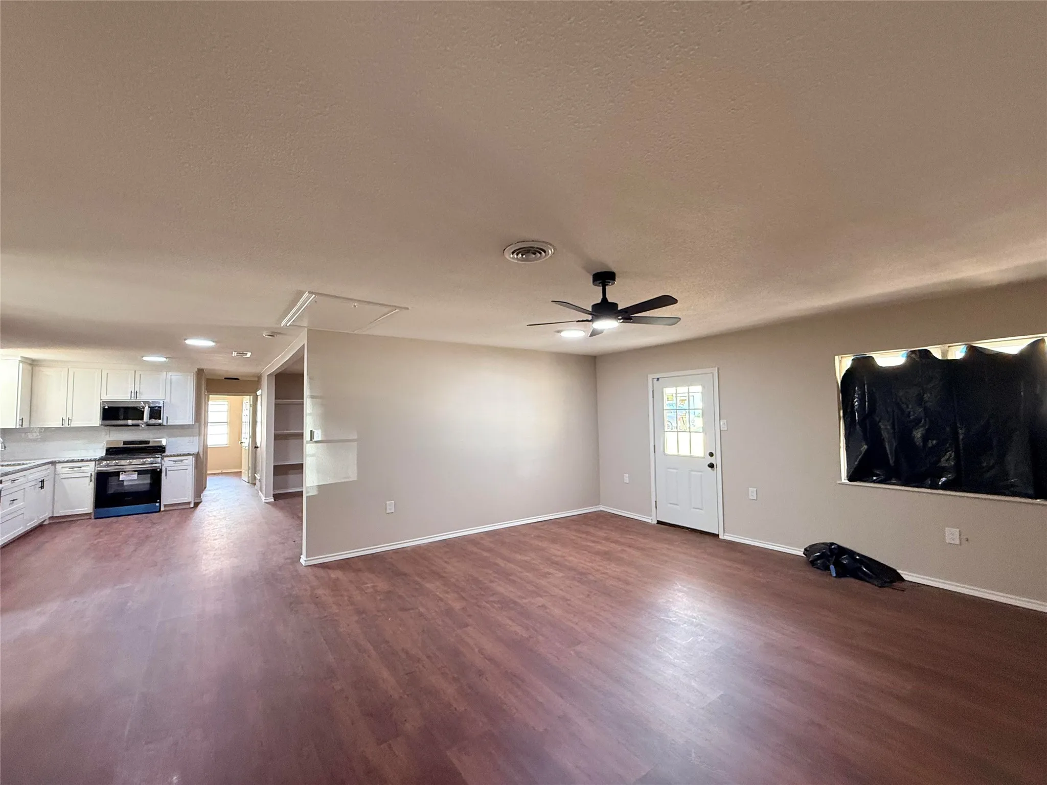 Single Family Residence For Rent in Hunt County , 4026 Dixon Circle, Greenville, Texas 75401, 3 Bedroom, 2 Bathroom, Garage spaces, 1,374 Sqft, built in 1970, mls#21378005, Real Estate Agent in Greenville, Homes For Rent in Hunt county, Homes For Rent in Greenville, Realtor in Greenville Texas, Real Estate Brokerage Independent Realty Texas, Luminita Cordes Realtor