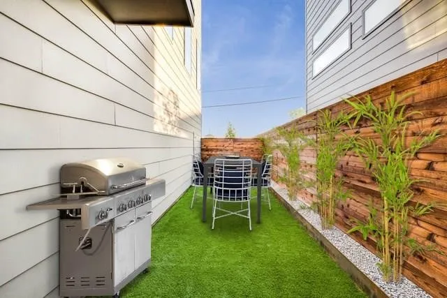 Townhouse For Rent in Dallas County , 1715 Bennett Avenue 101, Dallas, Texas 75206, 2 Bedroom, 3 Bathroom, 2 Garage spaces, 1,324 Sqft, built in 2018, mls#21378007, Real Estate Agent in Dallas, Homes For Rent in Dallas county, Homes For Rent in Dallas, Realtor in Dallas Texas, Real Estate Brokerage Independent Realty Texas, Luminita Cordes Realtor