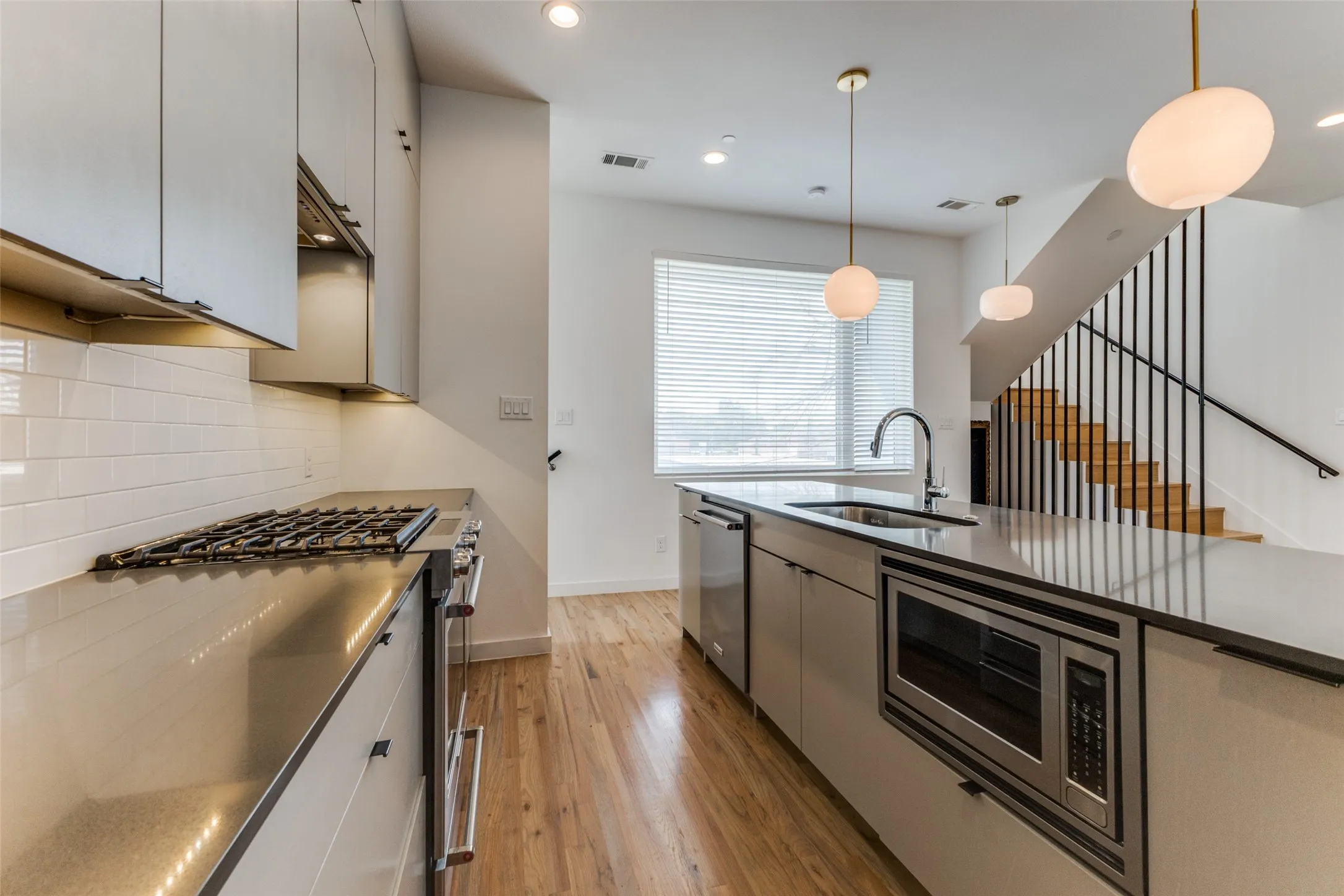 Townhouse For Rent in Dallas County , 1715 Bennett Avenue 101, Dallas, Texas 75206, 2 Bedroom, 3 Bathroom, 2 Garage spaces, 1,324 Sqft, built in 2018, mls#21378007, Real Estate Agent in Dallas, Homes For Rent in Dallas county, Homes For Rent in Dallas, Realtor in Dallas Texas, Real Estate Brokerage Independent Realty Texas, Luminita Cordes Realtor