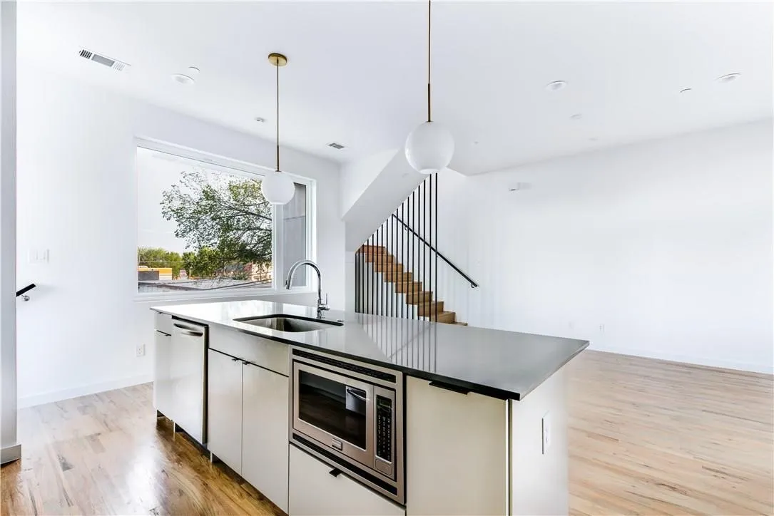 Townhouse For Rent in Dallas County , 1715 Bennett Avenue 101, Dallas, Texas 75206, 2 Bedroom, 3 Bathroom, 2 Garage spaces, 1,324 Sqft, built in 2018, mls#21378007, Real Estate Agent in Dallas, Homes For Rent in Dallas county, Homes For Rent in Dallas, Realtor in Dallas Texas, Real Estate Brokerage Independent Realty Texas, Luminita Cordes Realtor