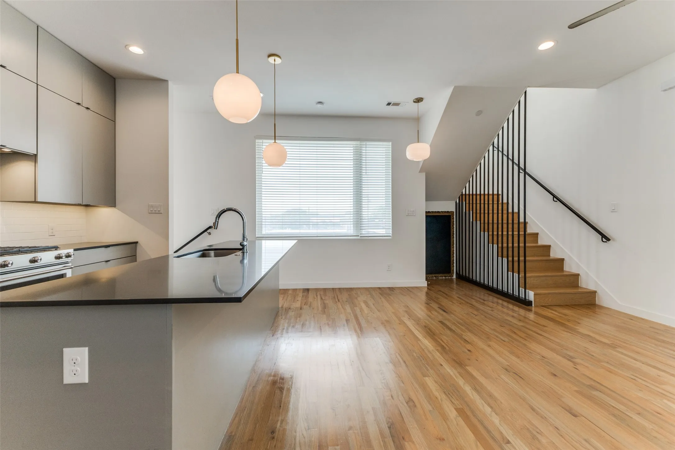 Townhouse For Rent in Dallas County , 1715 Bennett Avenue 101, Dallas, Texas 75206, 2 Bedroom, 3 Bathroom, 2 Garage spaces, 1,324 Sqft, built in 2018, mls#21378007, Real Estate Agent in Dallas, Homes For Rent in Dallas county, Homes For Rent in Dallas, Realtor in Dallas Texas, Real Estate Brokerage Independent Realty Texas, Luminita Cordes Realtor