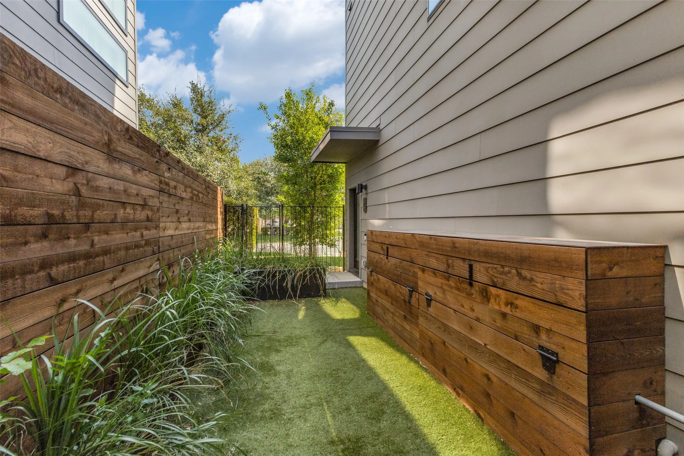 Townhouse For Rent in Dallas County , 1715 Bennett Avenue 101, Dallas, Texas 75206, 2 Bedroom, 3 Bathroom, 2 Garage spaces, 1,324 Sqft, built in 2018, mls#21378007, Real Estate Agent in Dallas, Homes For Rent in Dallas county, Homes For Rent in Dallas, Realtor in Dallas Texas, Real Estate Brokerage Independent Realty Texas, Luminita Cordes Realtor