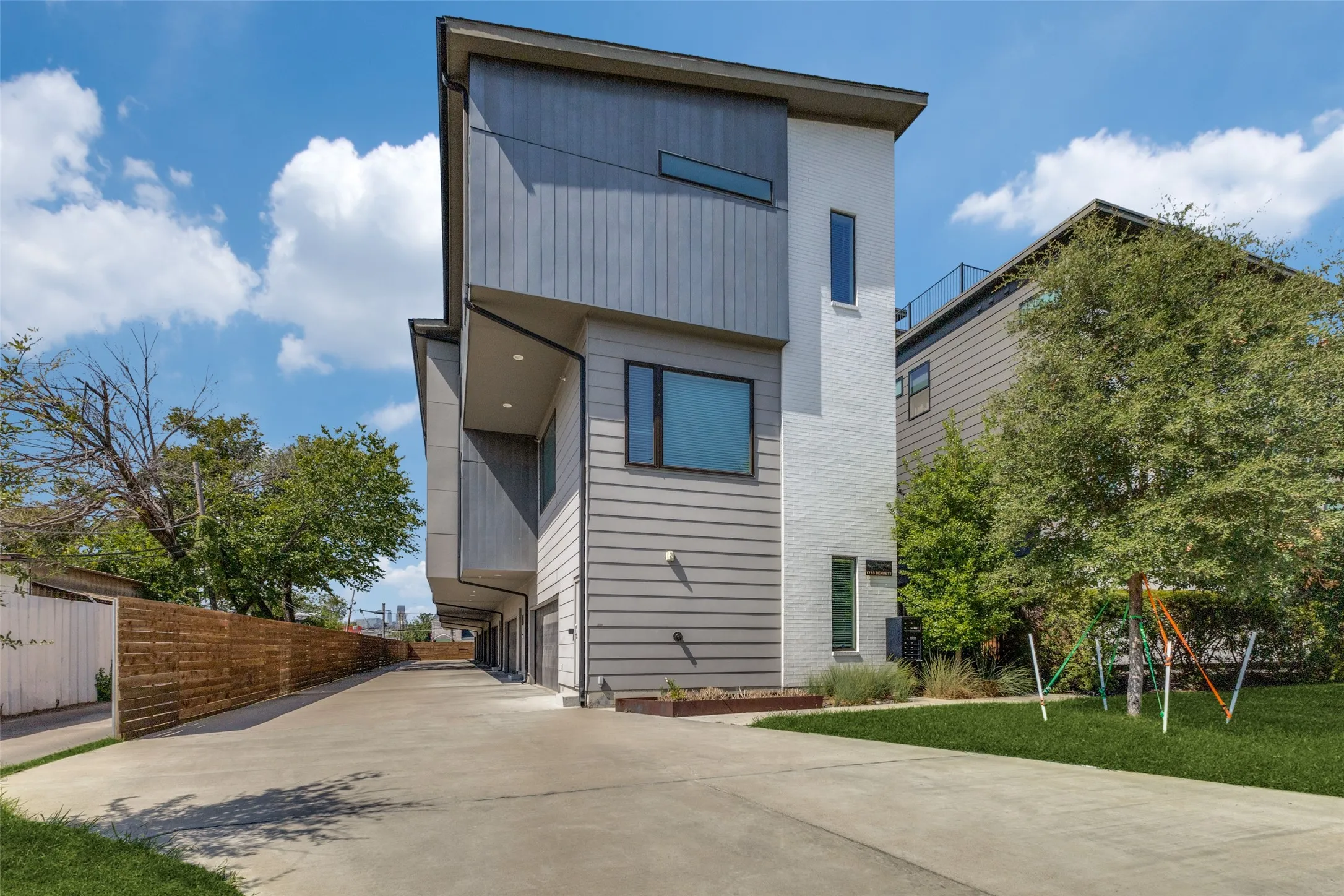 Townhouse For Rent in Dallas County , 1715 Bennett Avenue 101, Dallas, Texas 75206, 2 Bedroom, 3 Bathroom, 2 Garage spaces, 1,324 Sqft, built in 2018, mls#21378007, Real Estate Agent in Dallas, Homes For Rent in Dallas county, Homes For Rent in Dallas, Realtor in Dallas Texas, Real Estate Brokerage Independent Realty Texas, Luminita Cordes Realtor