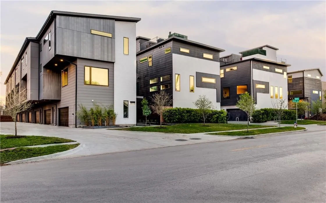 Townhouse For Rent in Dallas County , 1715 Bennett Avenue 101, Dallas, Texas 75206, 2 Bedroom, 3 Bathroom, 2 Garage spaces, 1,324 Sqft, built in 2018, mls#21378007, Real Estate Agent in Dallas, Homes For Rent in Dallas county, Homes For Rent in Dallas, Realtor in Dallas Texas, Real Estate Brokerage Independent Realty Texas, Luminita Cordes Realtor