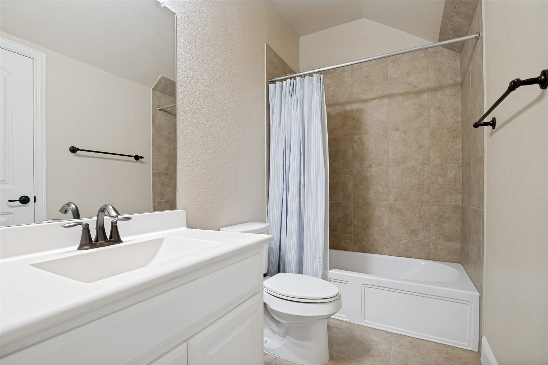 En suite bath in first floor bedroom.