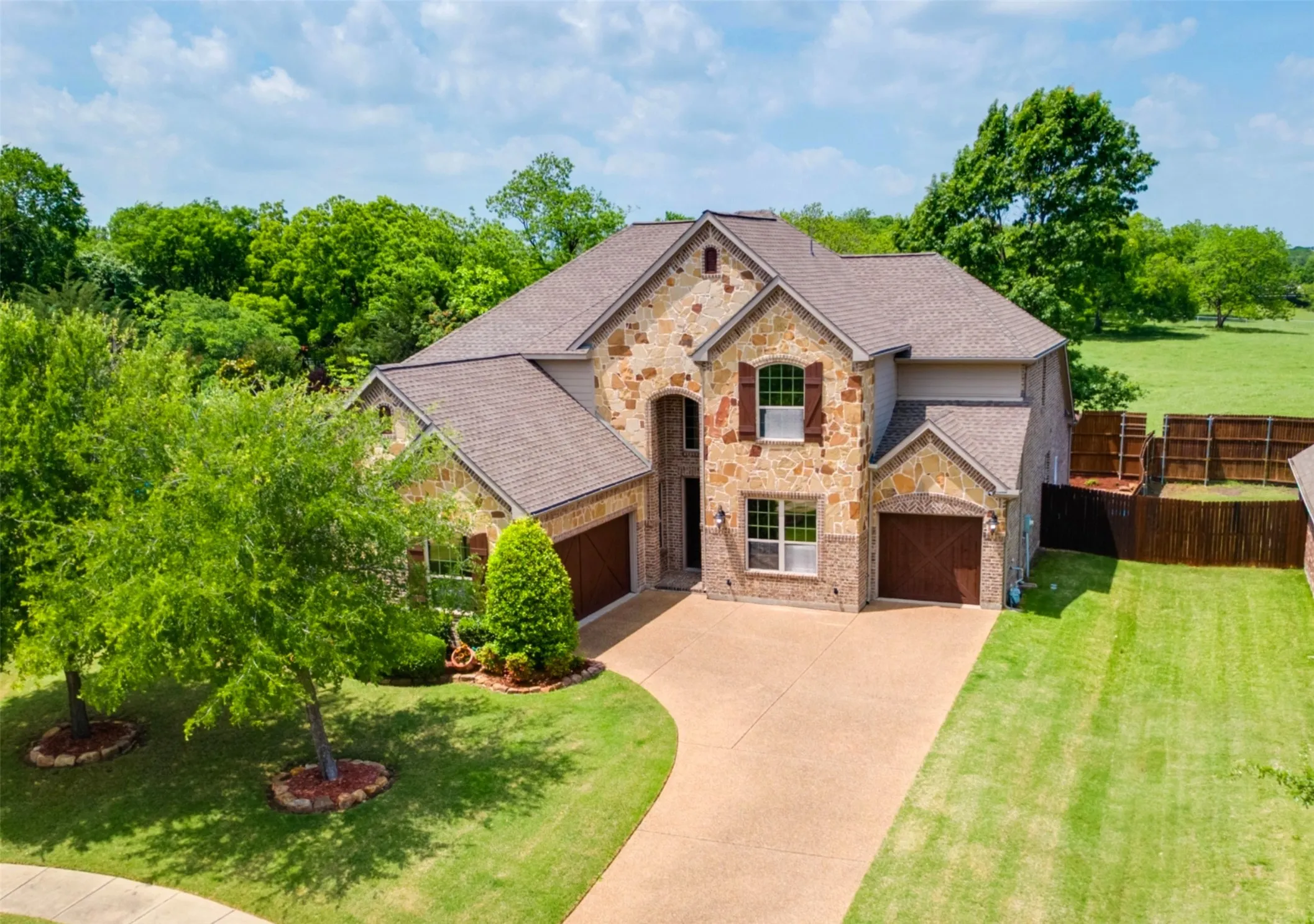 Aerial view of the front of 10002 Edgeway Cir.