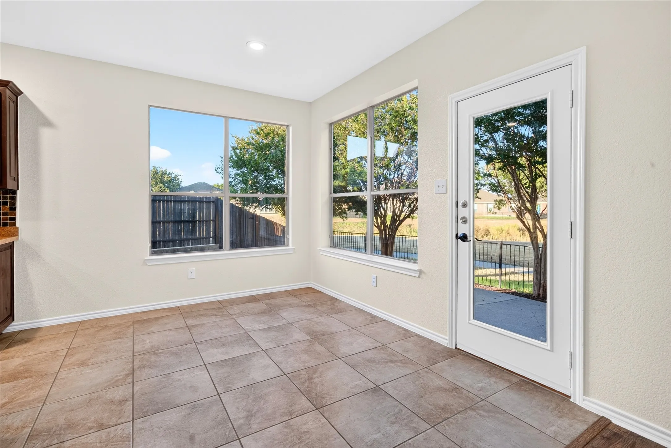 Single Family Residence For Sale in Tarrant County , 10834 Axton Court, Fort Worth, Texas 76052, 4 Bedroom, 3 Bathroom, 2 Garage spaces, 2,437 Sqft, built in 2007, mls#21376136, Real Estate Agent in Fort Worth, Homes For Sale in Tarrant county, Homes For Sale in Fort Worth, Realtor in Fort Worth Texas, Real Estate Brokerage Independent Realty Texas, Luminita Cordes Realtor