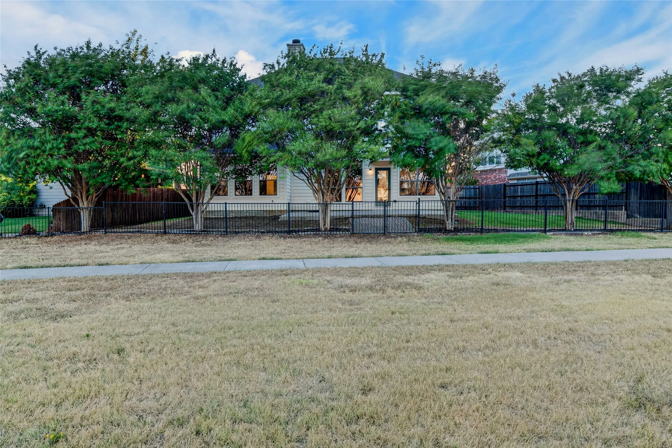 Single Family Residence For Sale in Tarrant County , 10834 Axton Court, Fort Worth, Texas 76052, 4 Bedroom, 3 Bathroom, 2 Garage spaces, 2,437 Sqft, built in 2007, mls#21376136, Real Estate Agent in Fort Worth, Homes For Sale in Tarrant county, Homes For Sale in Fort Worth, Realtor in Fort Worth Texas, Real Estate Brokerage Independent Realty Texas, Luminita Cordes Realtor