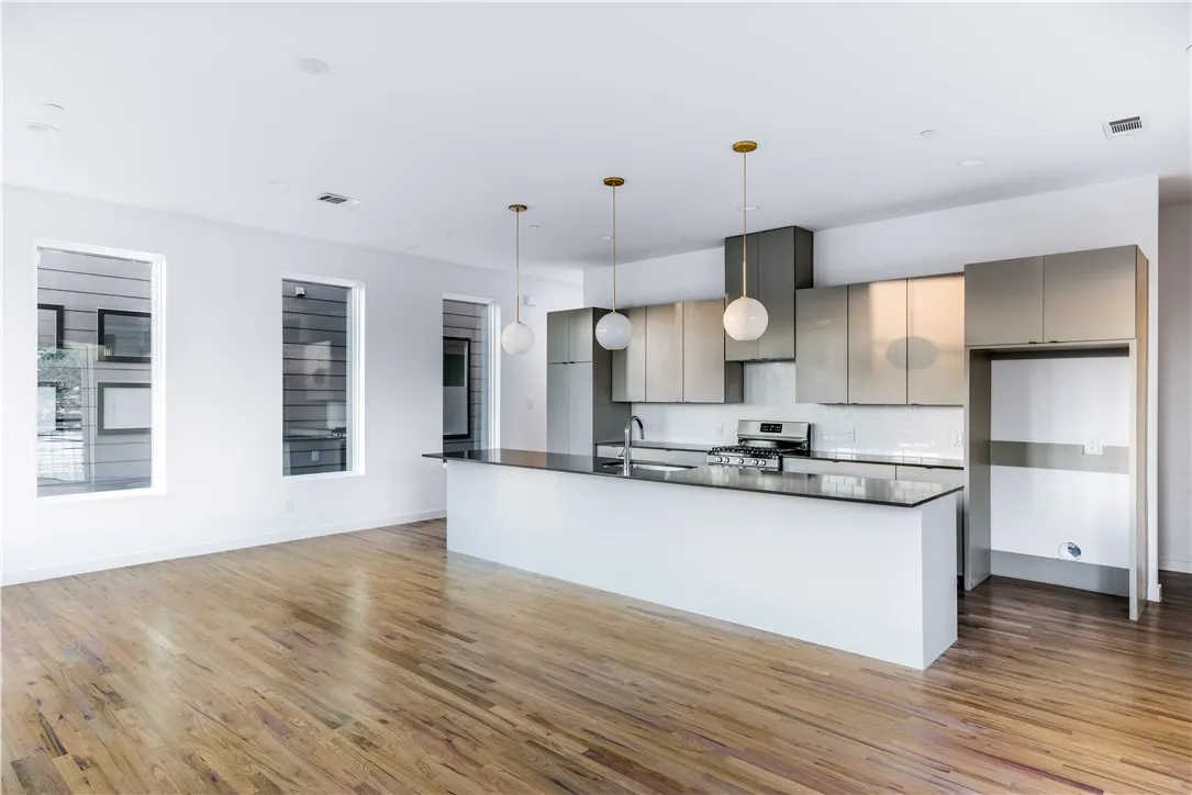 Condominium For Rent in Dallas County , 1715 Bennett Avenue 103, Dallas, Texas 75206, 2 Bedroom, 3 Bathroom, 2 Garage spaces, 1,639 Sqft, built in 2018, mls#21378017, Real Estate Agent in Dallas, Homes For Rent in Dallas county, Homes For Rent in Dallas, Realtor in Dallas Texas, Real Estate Brokerage Independent Realty Texas, Luminita Cordes Realtor