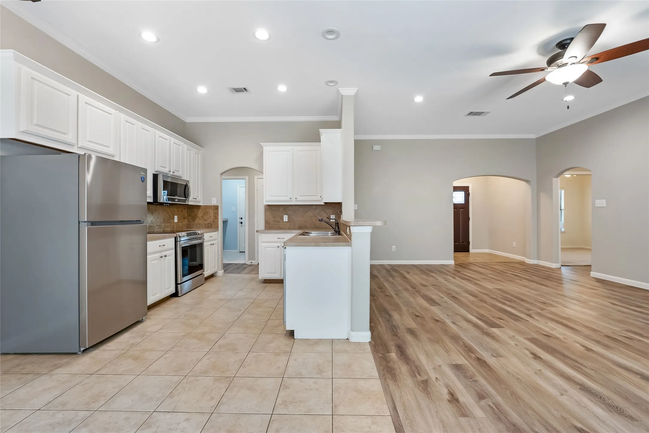 Single Family Residence For Sale in Denton County , 505 Cove Drive, Shady Shores, Texas 76208, 3 Bedroom, 2 Bathroom, 2 Garage spaces, 1,690 Sqft, built in 2006, mls#21376980, Real Estate Agent in Shady Shores, Homes For Sale in Denton county, Homes For Sale in Shady Shores, Realtor in Shady Shores Texas, Real Estate Brokerage Independent Realty Texas, Luminita Cordes Realtor
