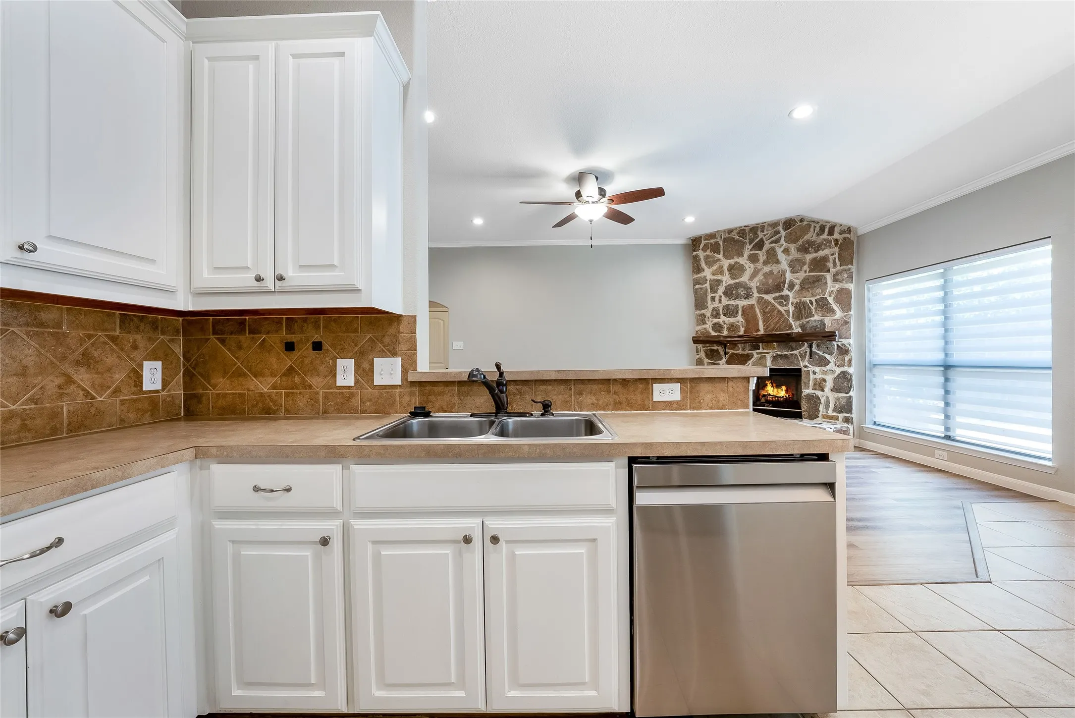 Single Family Residence For Sale in Denton County , 505 Cove Drive, Shady Shores, Texas 76208, 3 Bedroom, 2 Bathroom, 2 Garage spaces, 1,690 Sqft, built in 2006, mls#21376980, Real Estate Agent in Shady Shores, Homes For Sale in Denton county, Homes For Sale in Shady Shores, Realtor in Shady Shores Texas, Real Estate Brokerage Independent Realty Texas, Luminita Cordes Realtor