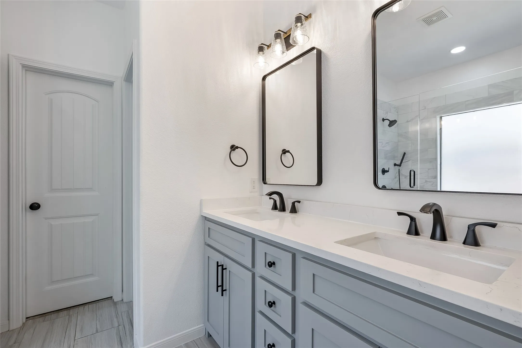 Single Family Residence For Sale in Denton County , 505 Cove Drive, Shady Shores, Texas 76208, 3 Bedroom, 2 Bathroom, 2 Garage spaces, 1,690 Sqft, built in 2006, mls#21376980, Real Estate Agent in Shady Shores, Homes For Sale in Denton county, Homes For Sale in Shady Shores, Realtor in Shady Shores Texas, Real Estate Brokerage Independent Realty Texas, Luminita Cordes Realtor